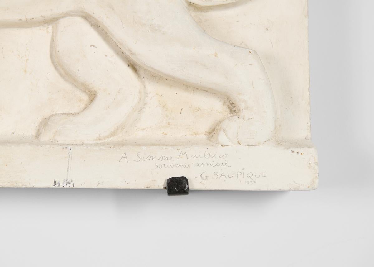 French Georges Saupique, Lion et lionne, Bas-relief Sculpture in Plaster, France, 1931
