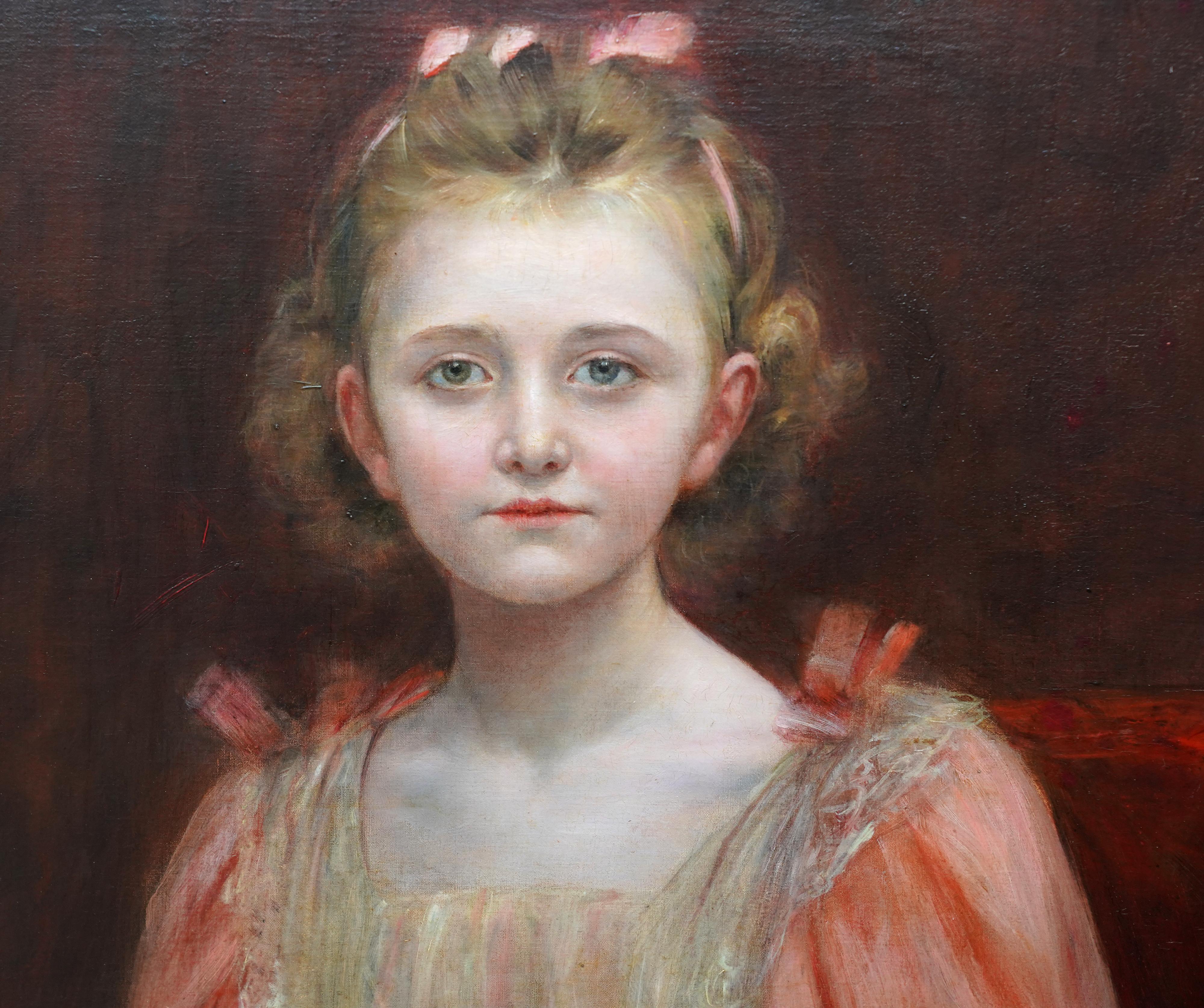 Dieses fesselnde Porträt-Ölgemälde stammt von dem bekannten Künstler Georges Van Den Bos. Es wurde um 1905 gemalt und zeigt ein halblanges Porträt eines jungen Mädchens in einem pfirsichfarbenen Kleid mit Spitzenmieder und passenden Schleifen im