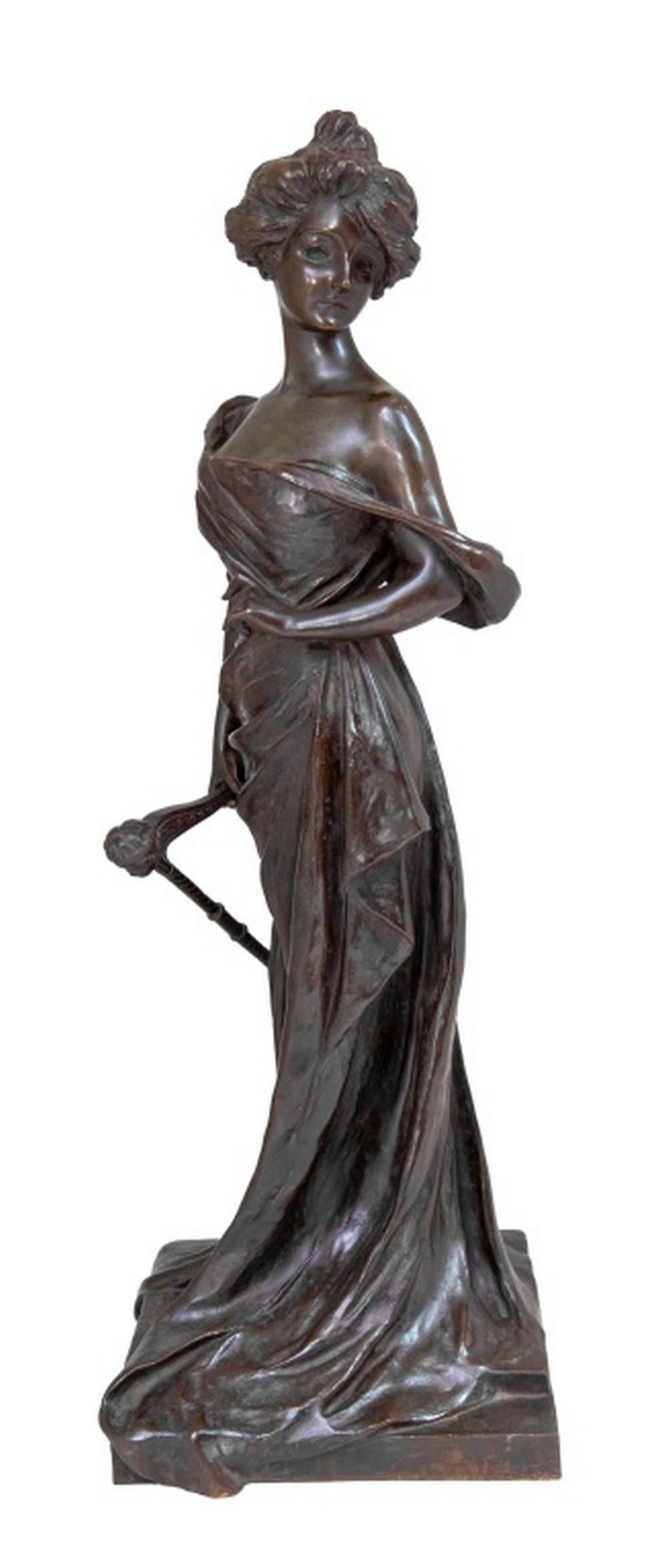 Georges Van der Straeten (belga, 1856-1941) Escultura de bronce patinado "La arpista", finales del siglo XIX, elegante dama con vestido vaporoso que sostiene un arpa, sobre zócalo cuadrado firmado y estampado "B3626" y con el sello "Societe des