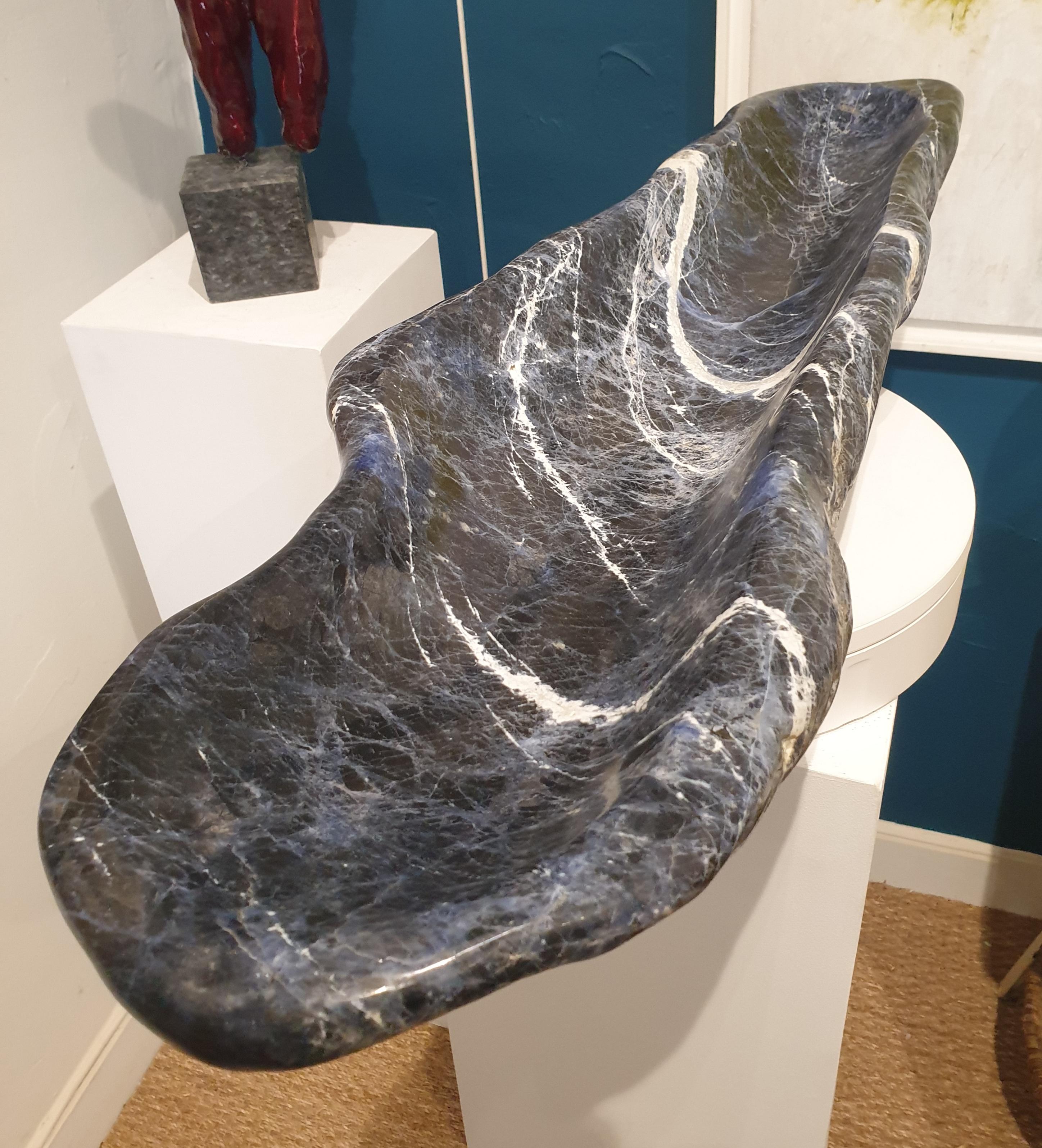 Grand et rare coupe sculptée en sodalite brésilienne. 5
