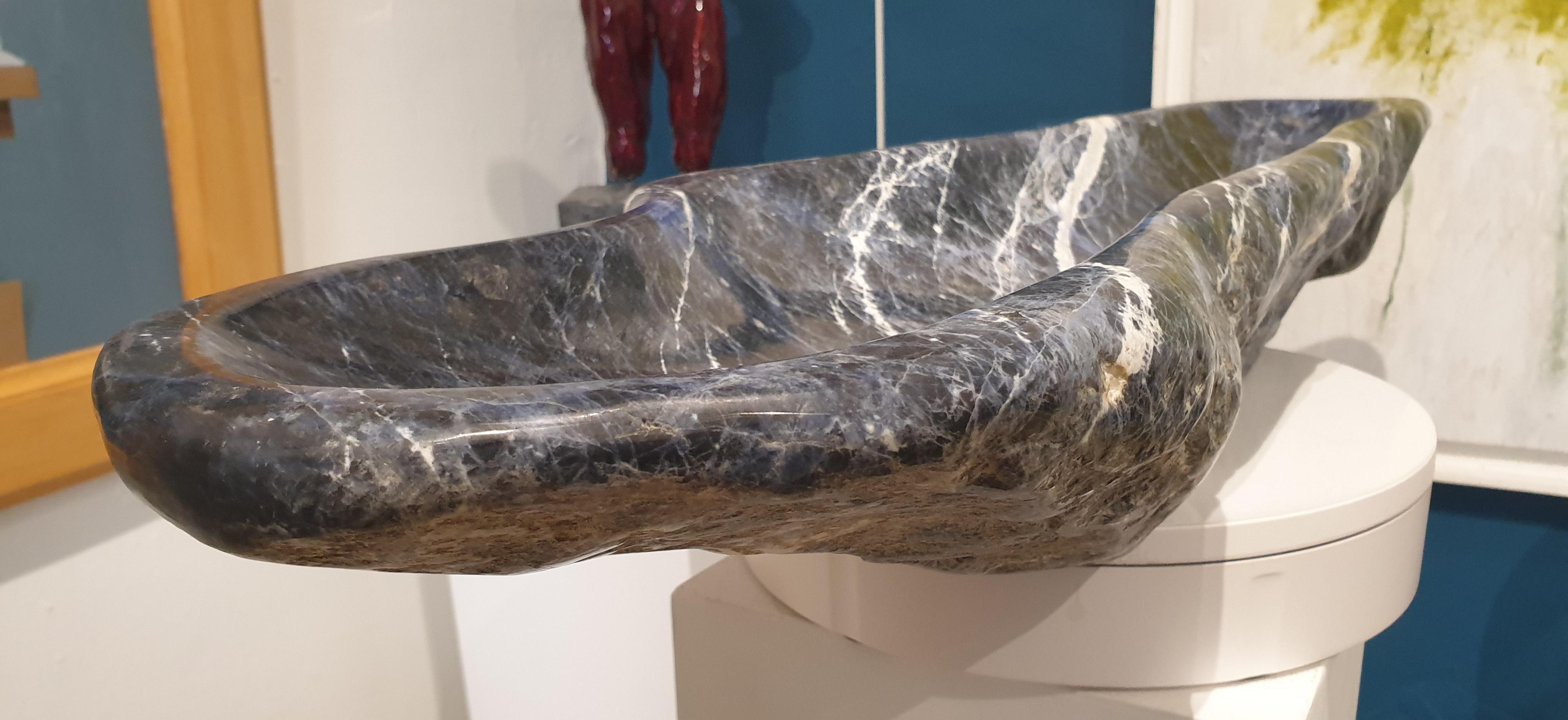 Grand et rare coupe sculptée en sodalite brésilienne. 6