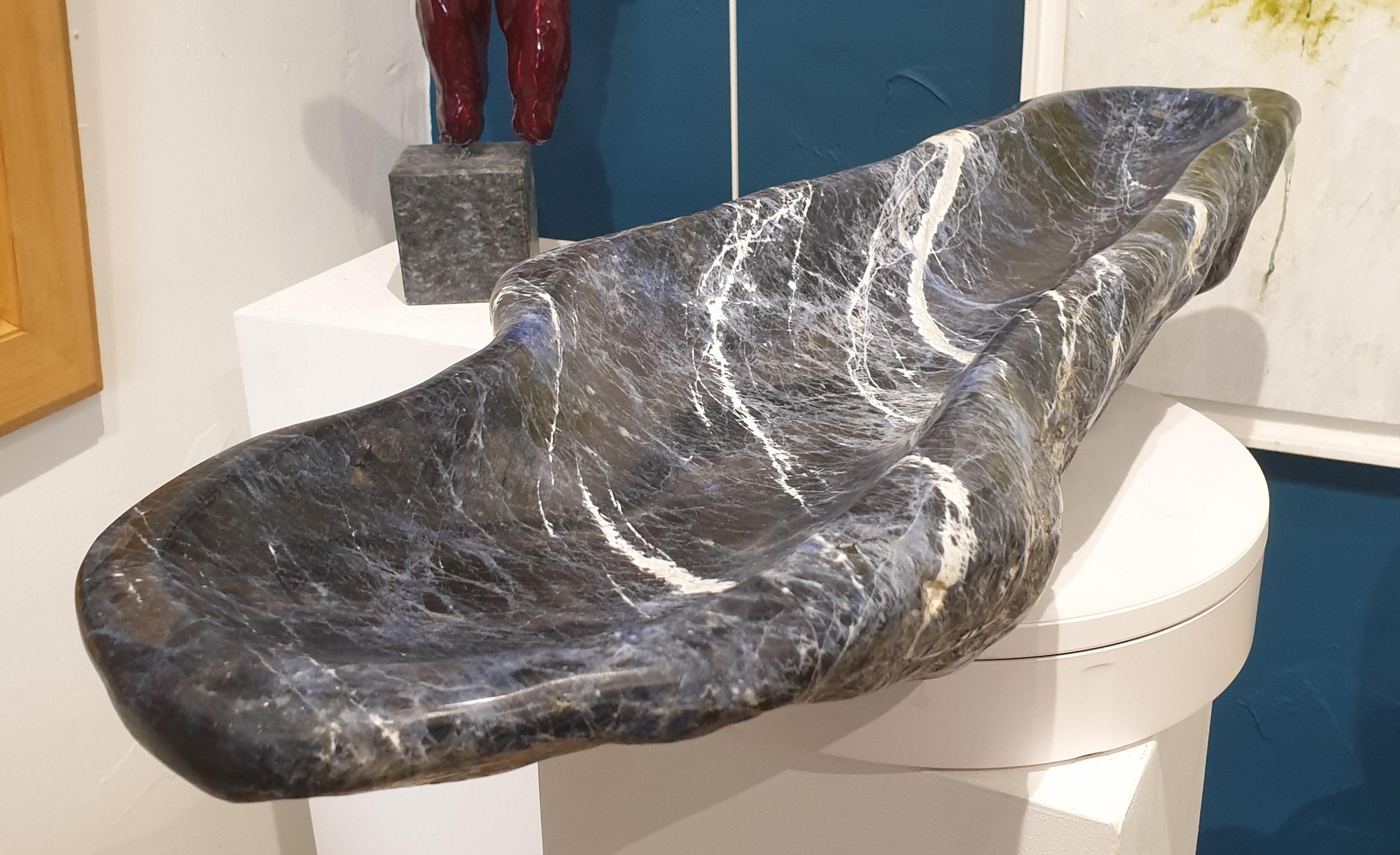Grand et rare coupe sculptée en sodalite brésilienne. 7