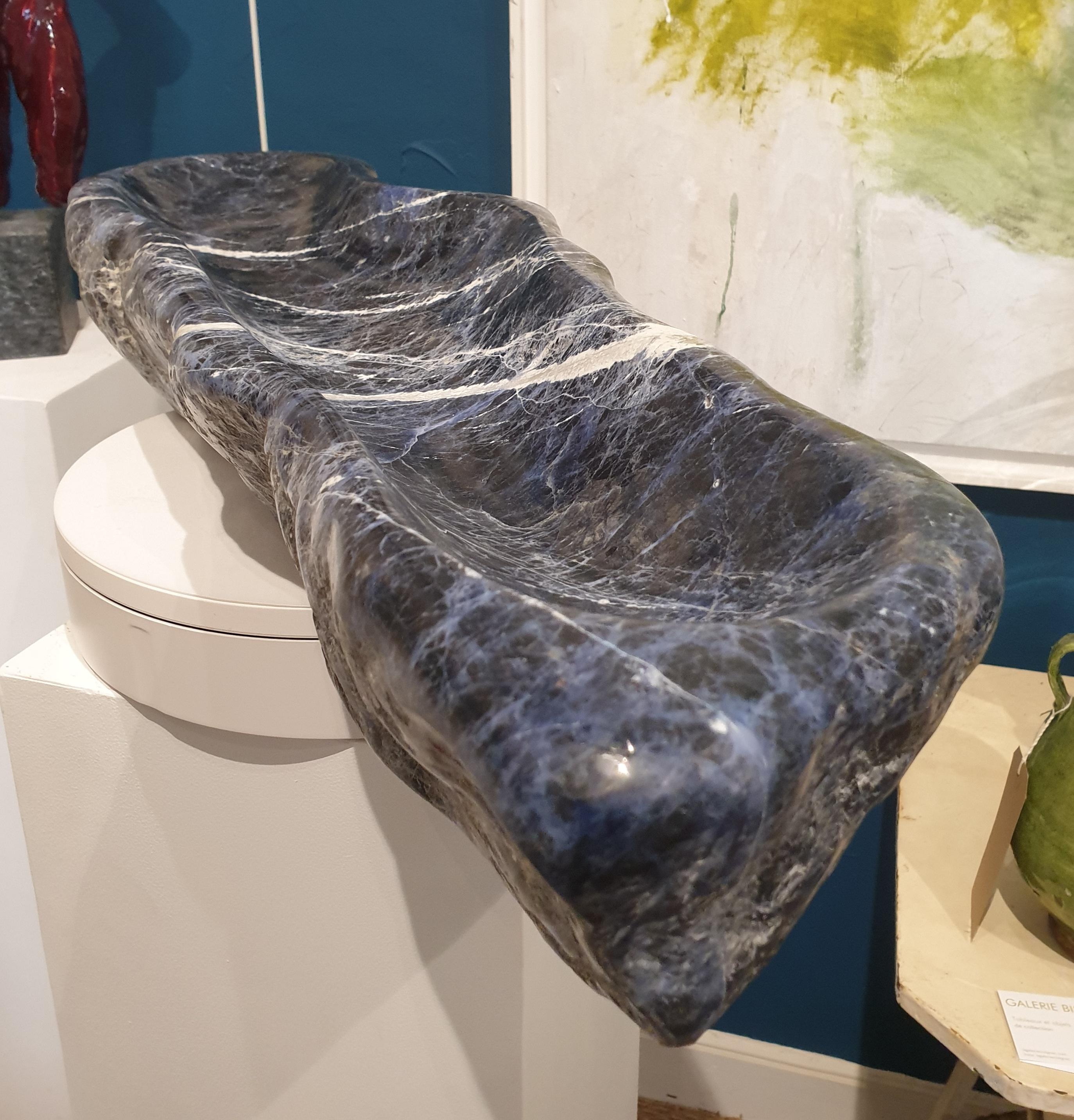Grand et rare coupe sculptée en sodalite brésilienne. 10