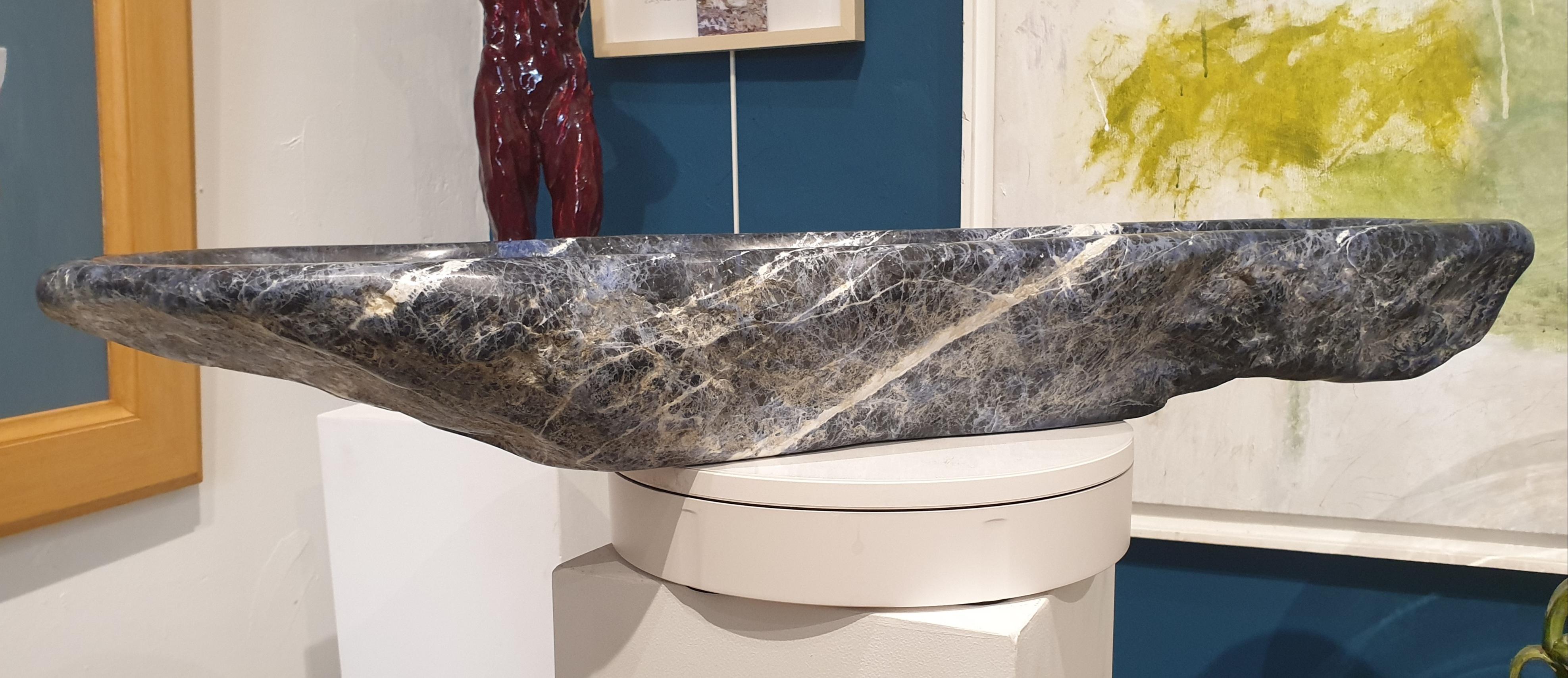 Grand et rare coupe sculptée en sodalite brésilienne. 11