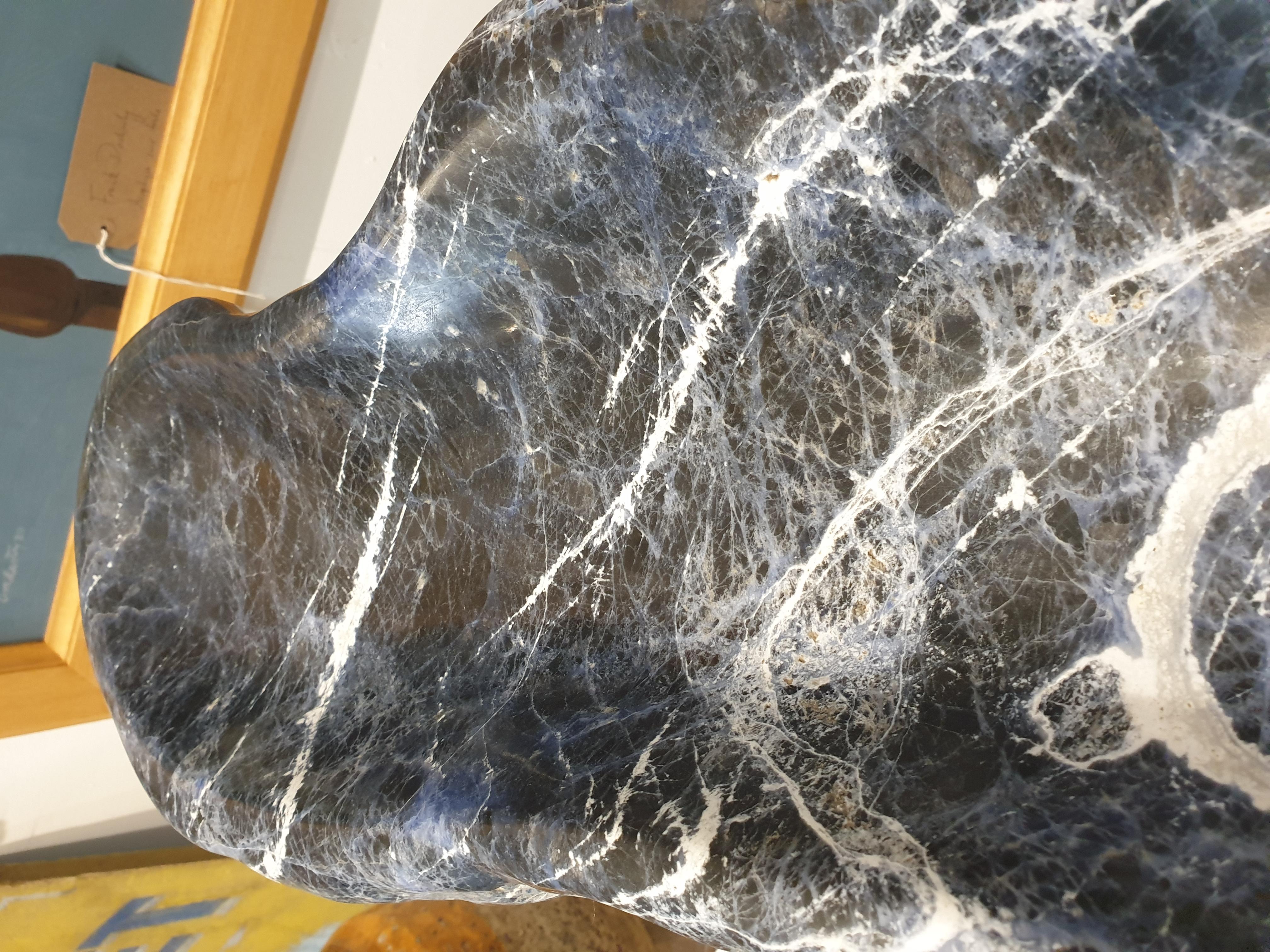 Grand et rare coupe sculptée en sodalite brésilienne. 13