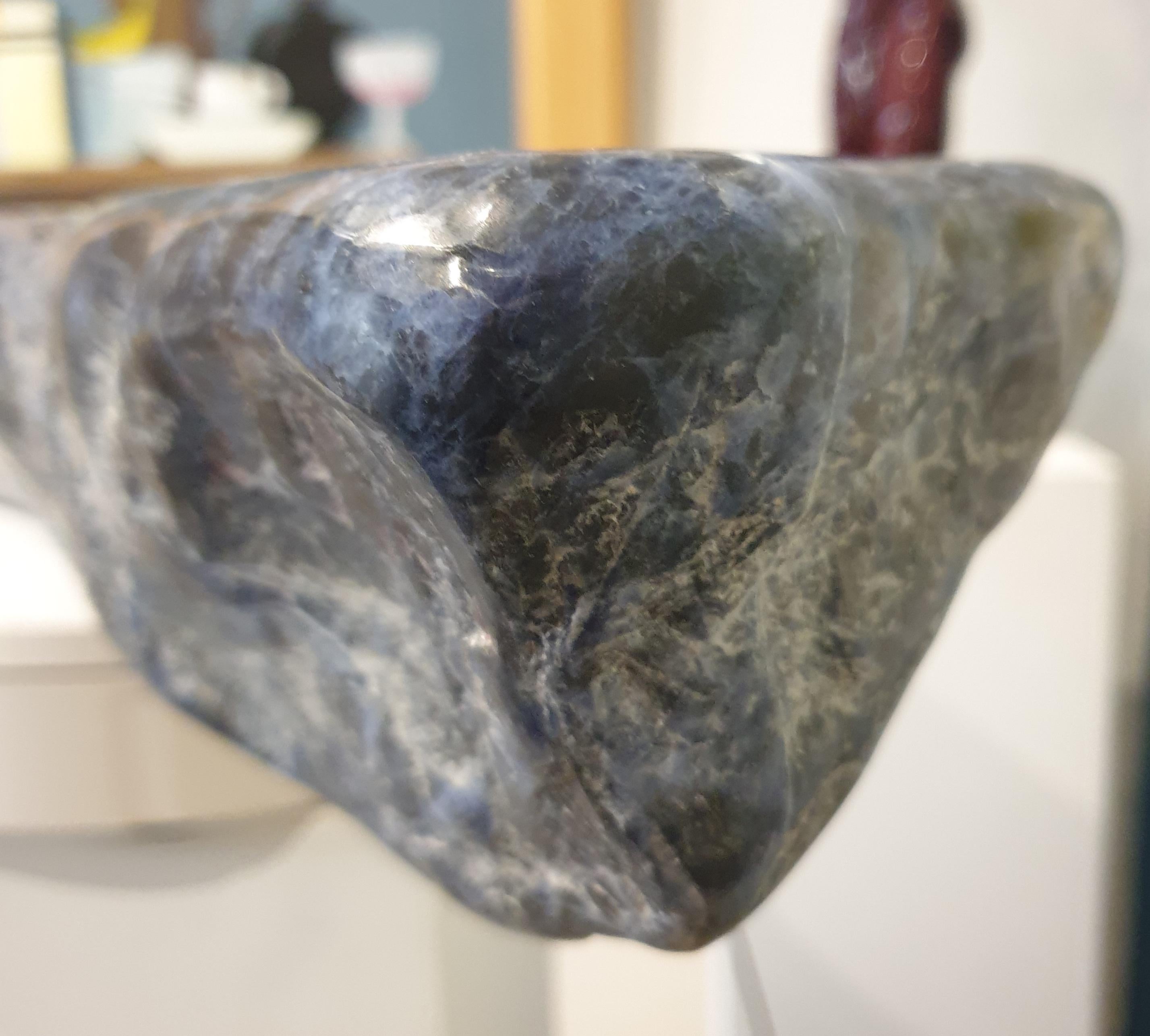 Grand et rare coupe sculptée en sodalite brésilienne. 2