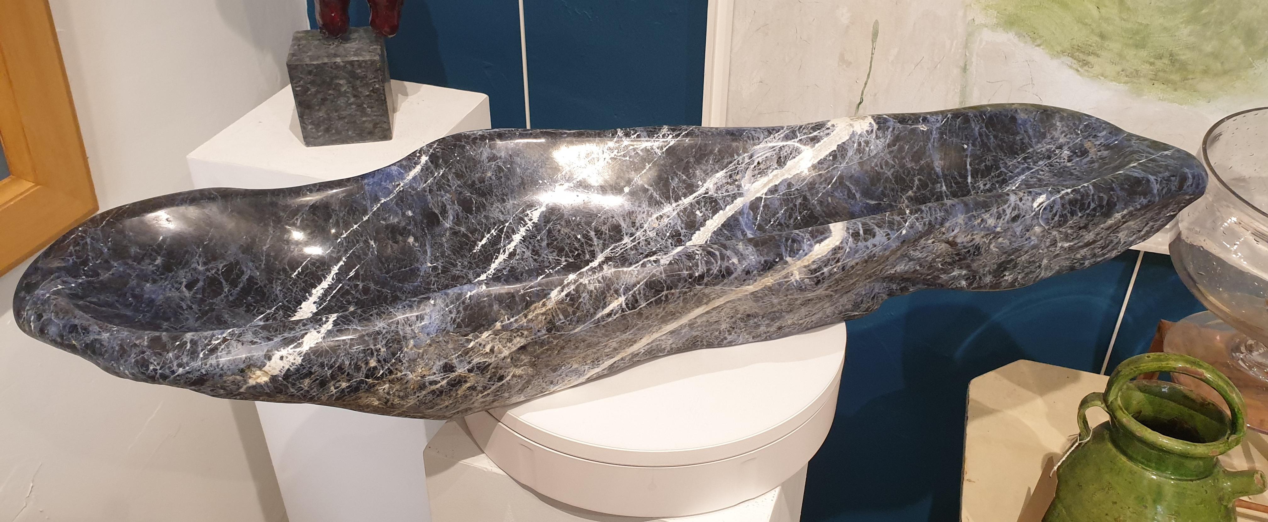 Grand et rare coupe sculptée en sodalite brésilienne. 4
