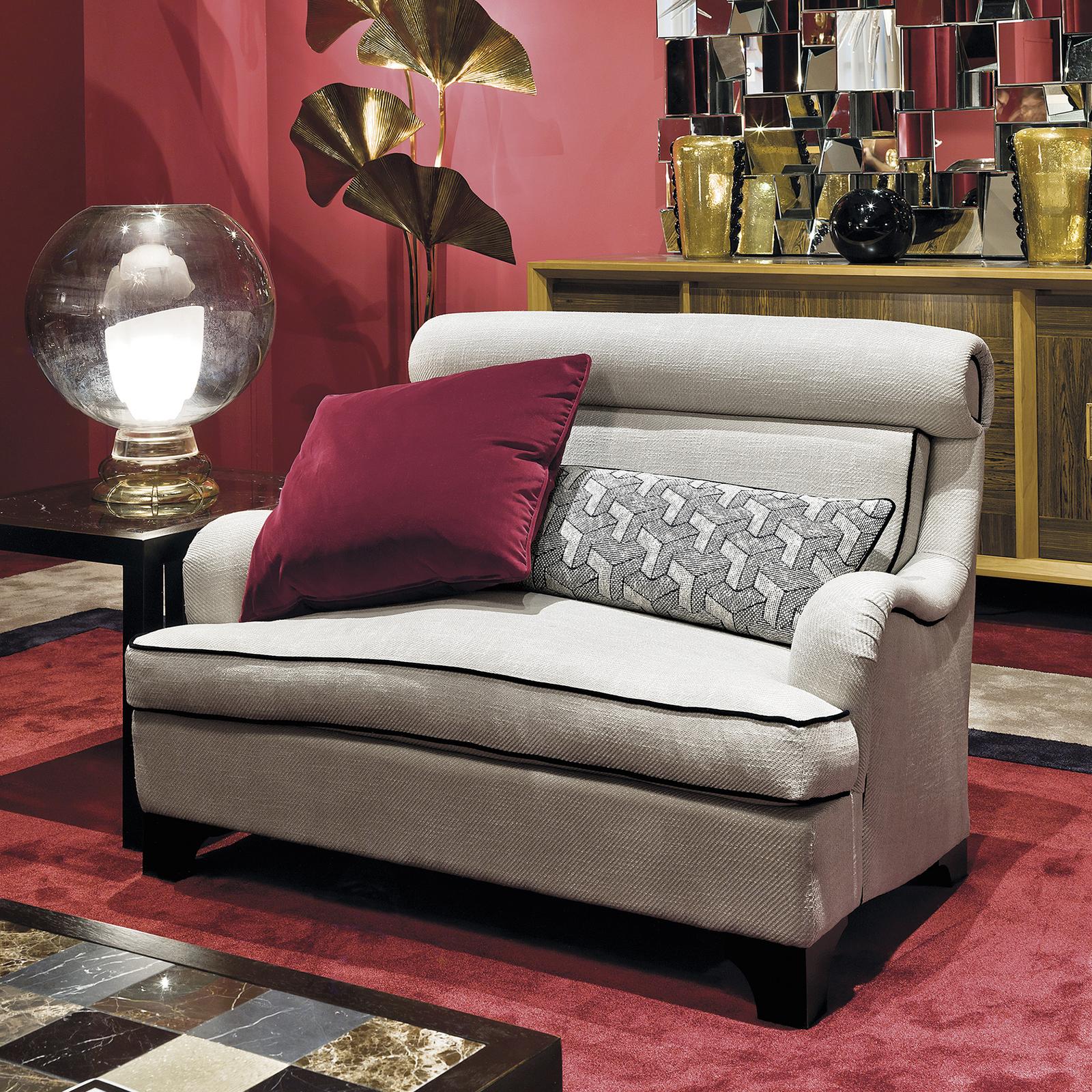 Este sillón es una celebración del encanto clásico y el estilo contemporáneo. Perfectamente a gusto junto a la chimenea de un salón, o junto a una librería en un estudio privado, esta pieza es a la vez acogedora y sofisticada. Su armazón de madera