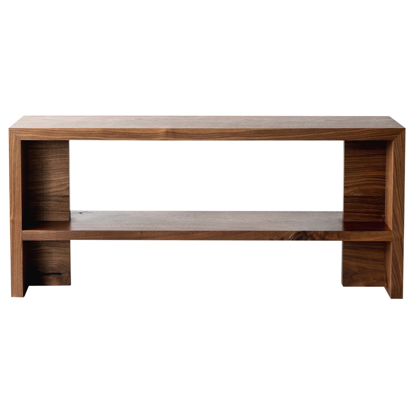 La consolle Georgia è la nostra splendida consolle in noce nero, l'aggiunta perfetta a qualsiasi casa contemporanea. Realizzata in legno di noce nero della migliore qualità, questa consolle vanta un design elegante e moderno che non mancherà di
