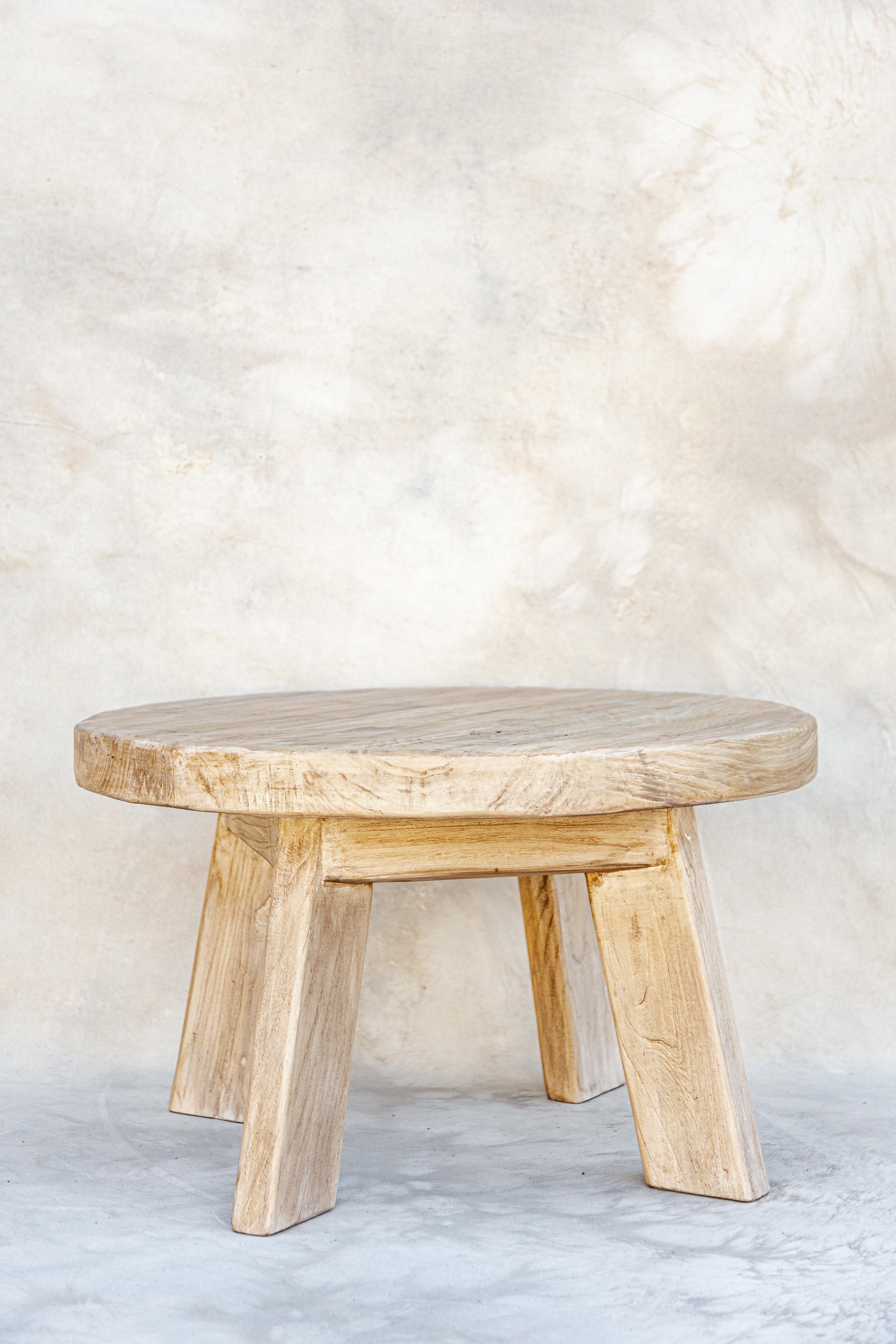 Voici notre table basse Georgia. Fabriqué à partir de bois d'orme vintage provenant de toute l'Europe et de l'Asie. Exemplaire unique. Il n'y en a pas deux pareils. Nous adorons sa texture rustique et ses tons de bois naturels. Elle peut être