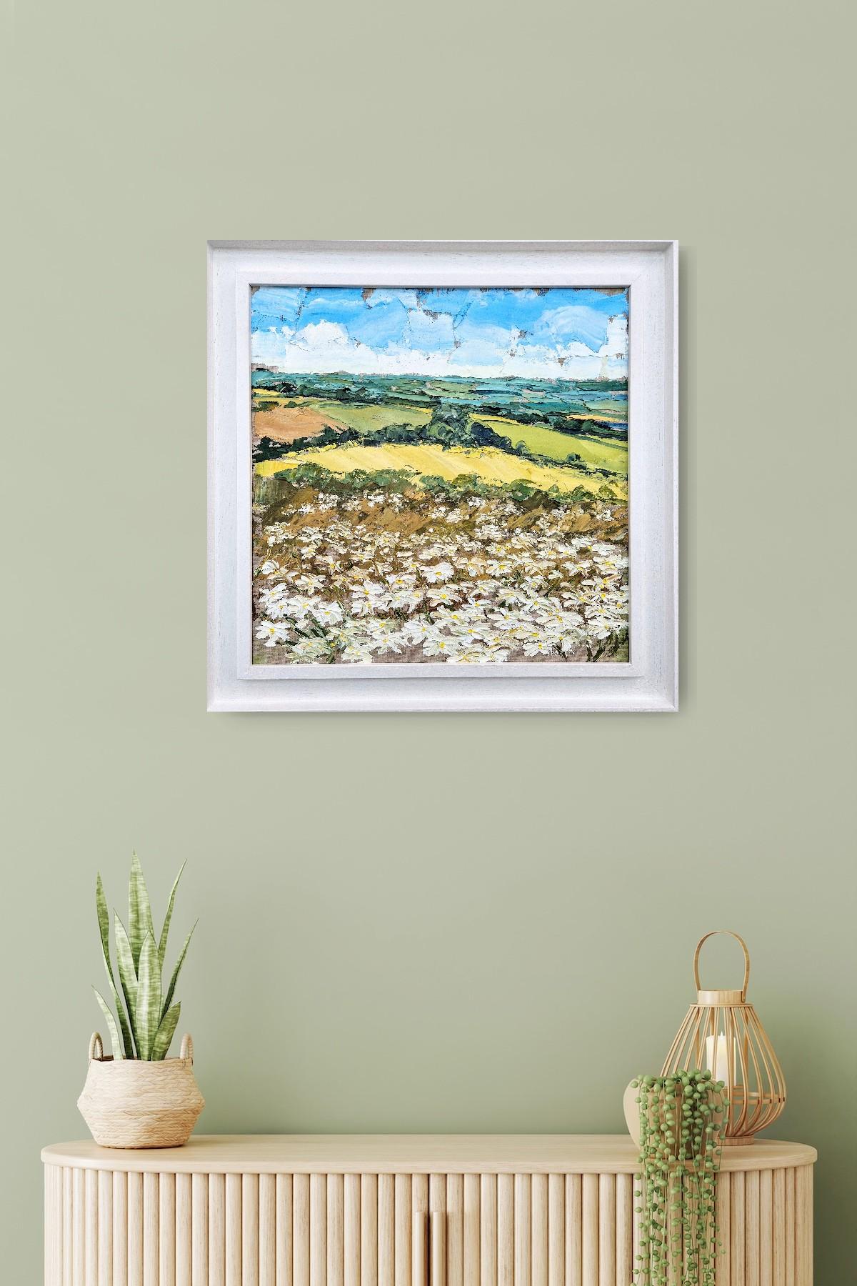 Ein ausdrucksstarkes Spachtel-Ölgemälde, das einen Blick von den Feldern in der Nähe der Rollright Stones zeigt, mit Blick auf ein Gänseblümchenfeld und in der Ferne auf die hügeligen Felder der Cotswolds. Der dicke, strukturierte Farbauftrag