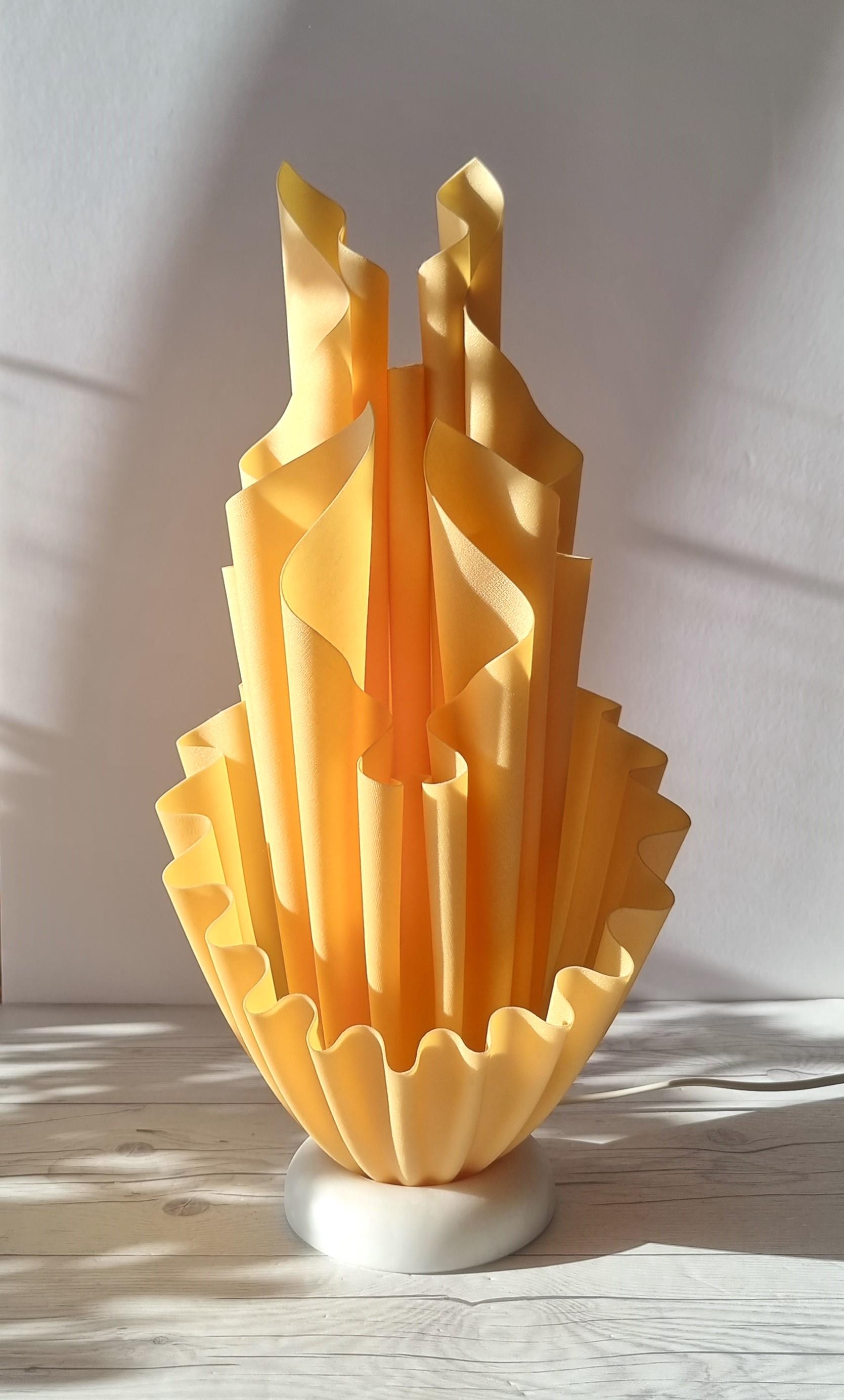 Diese majestätisch-skulpturale Lampe ist ein französisches Design der Firma Georgia Jacob (1988 - 2012). Dieses besondere Stück stammt aus der Corolle-Serie, einer von vielen Serien, in denen Jacob Form und Gestalt ausschließlich durch die Anordnung