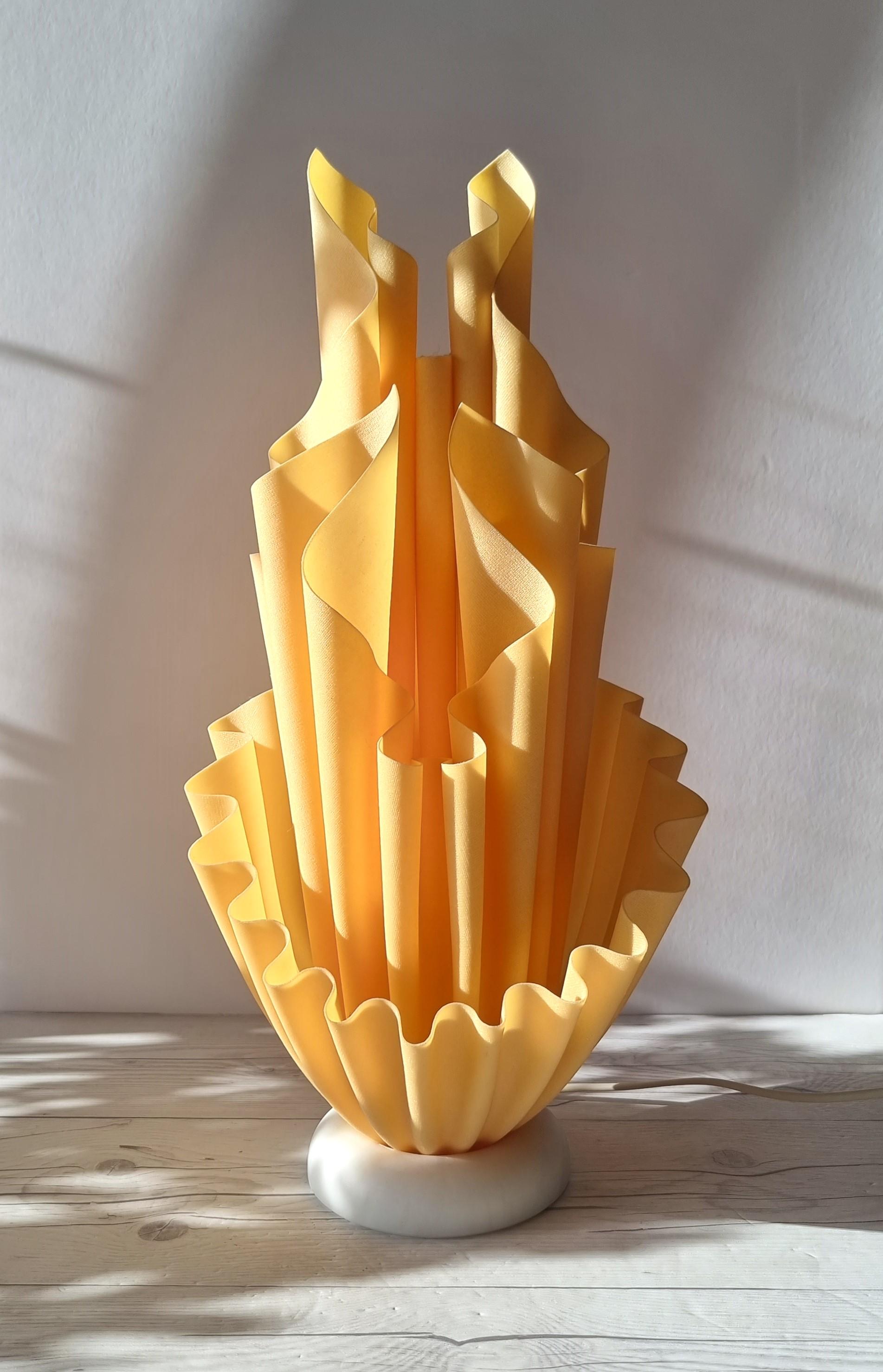 Georgia Jacob, Corolle-Serie Skulpturaler modernistischer Lampenfuß mit Taschentuch-Lampensockel (Postmoderne) im Angebot