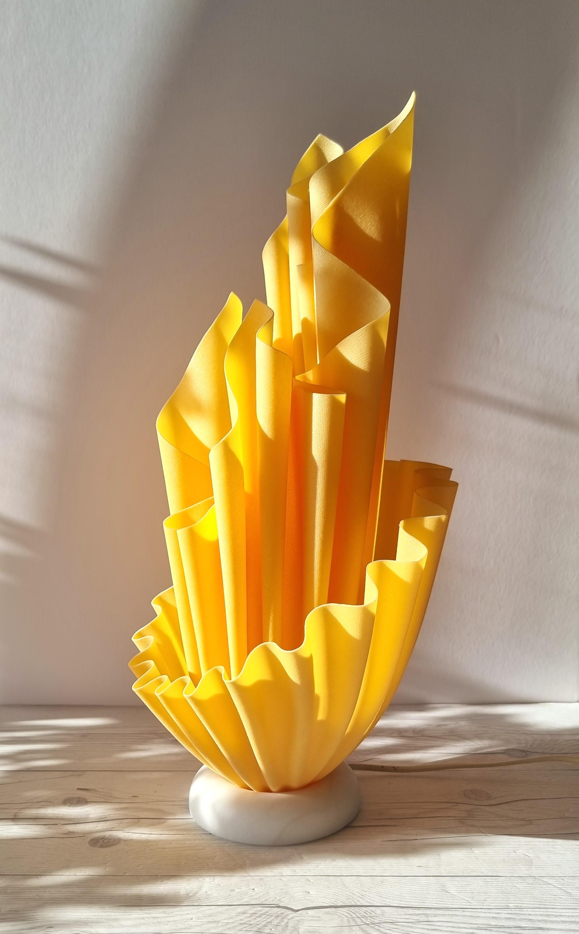 Georgia Jacob, Corolle-Serie Skulpturaler modernistischer Lampenfuß mit Taschentuch-Lampensockel im Zustand „Gut“ im Angebot in Frome, GB