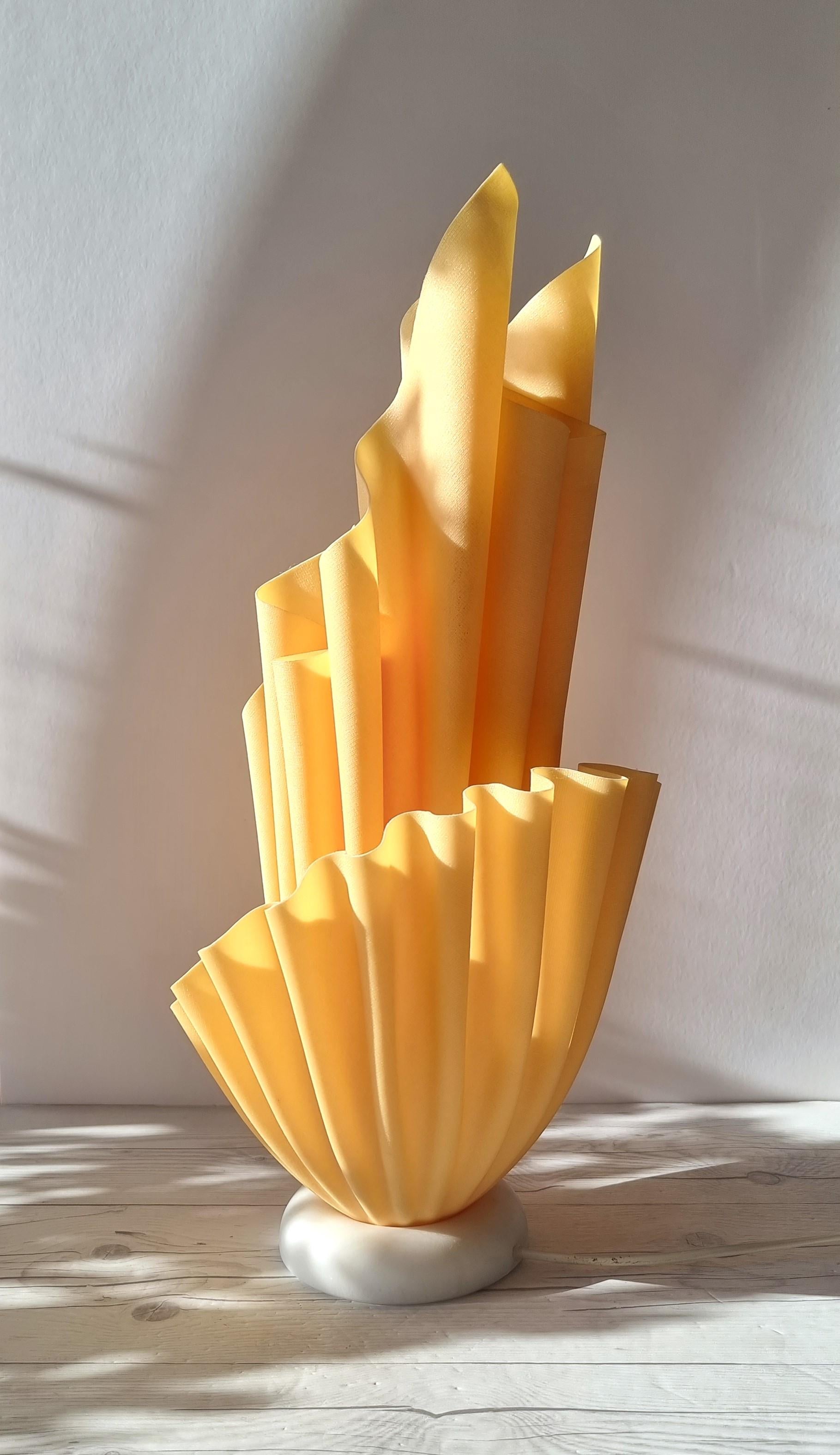 Georgia Jacob, Corolle-Serie Skulpturaler modernistischer Lampenfuß mit Taschentuch-Lampensockel (Ende des 20. Jahrhunderts) im Angebot