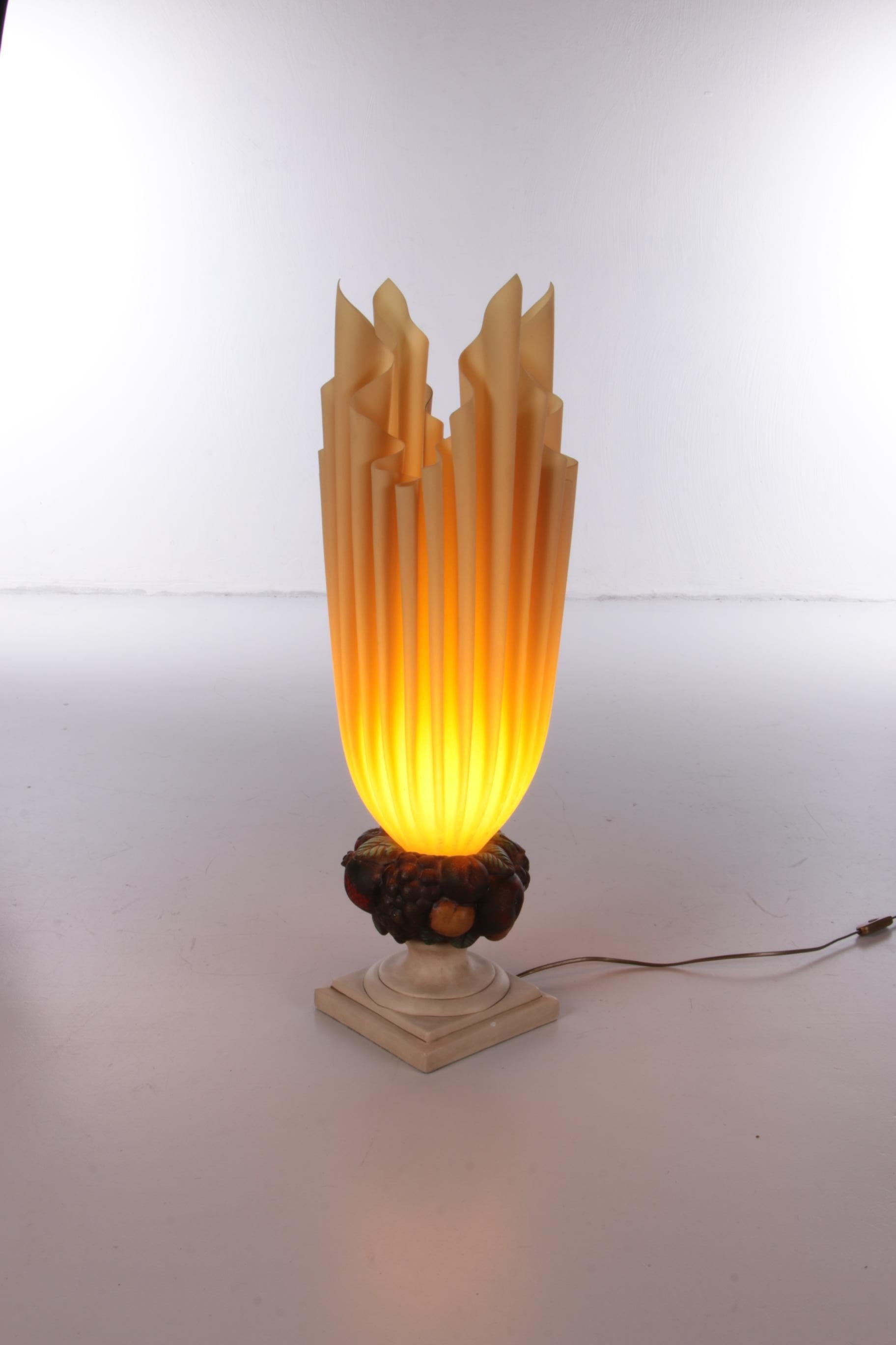 Très belle et rare lampe 'Fruit D'ange', comme l'appellent les Français. Un exemple classique du design français.

La base est en céramique et ressemble à une colonne antique avec un bol à fruits. Au sommet se trouve une magnifique lampe drapée en