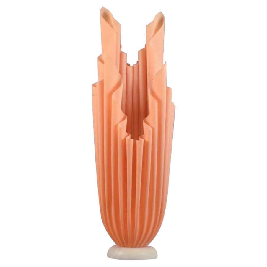 Georgia Jacobs, französische Designerin. Rosa Stehlampe aus Harz auf einem Marmorsockel.