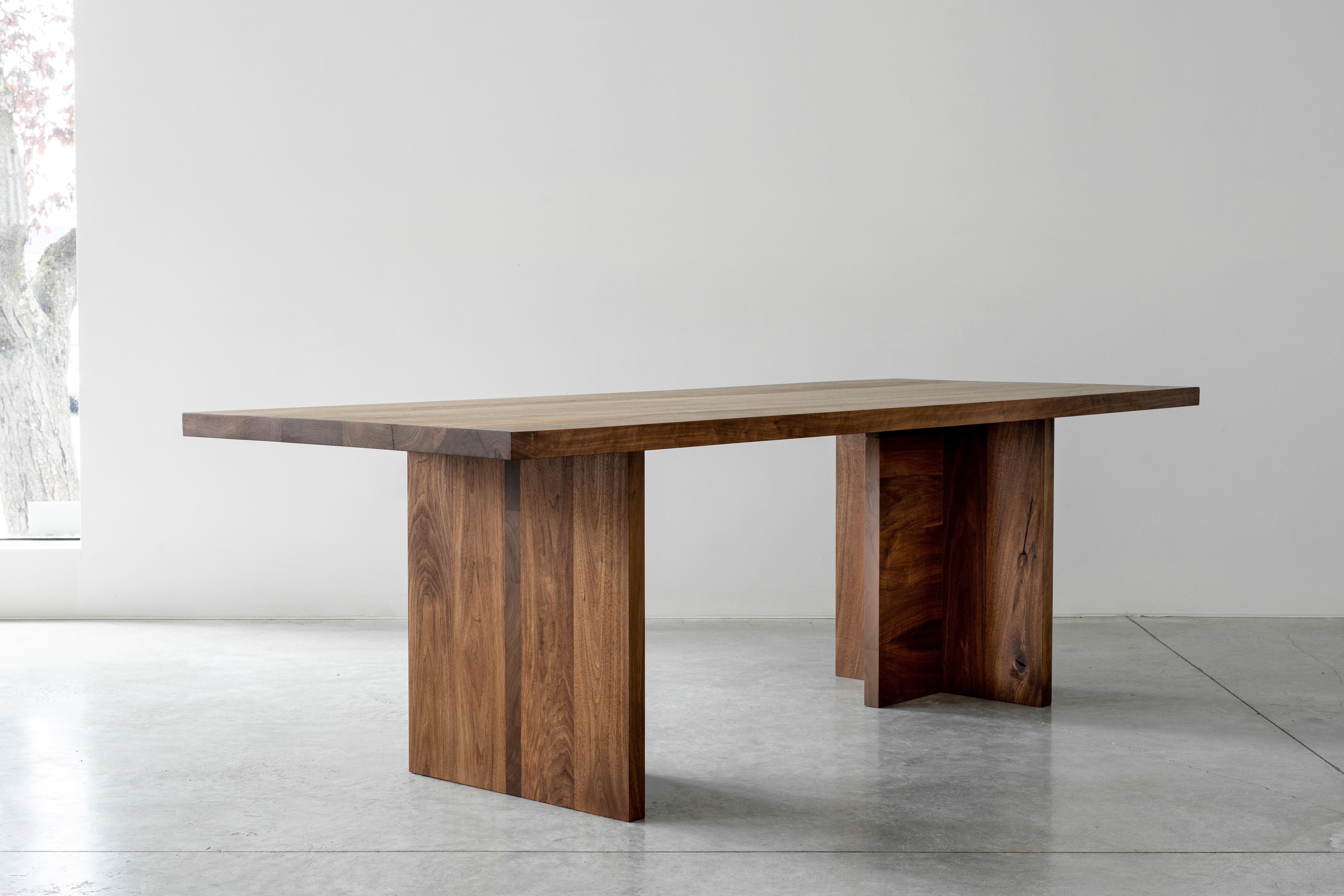 Mesa de comedor moderna Georgia de roble encalado by Autonomous Furniture Hecho a mano en venta