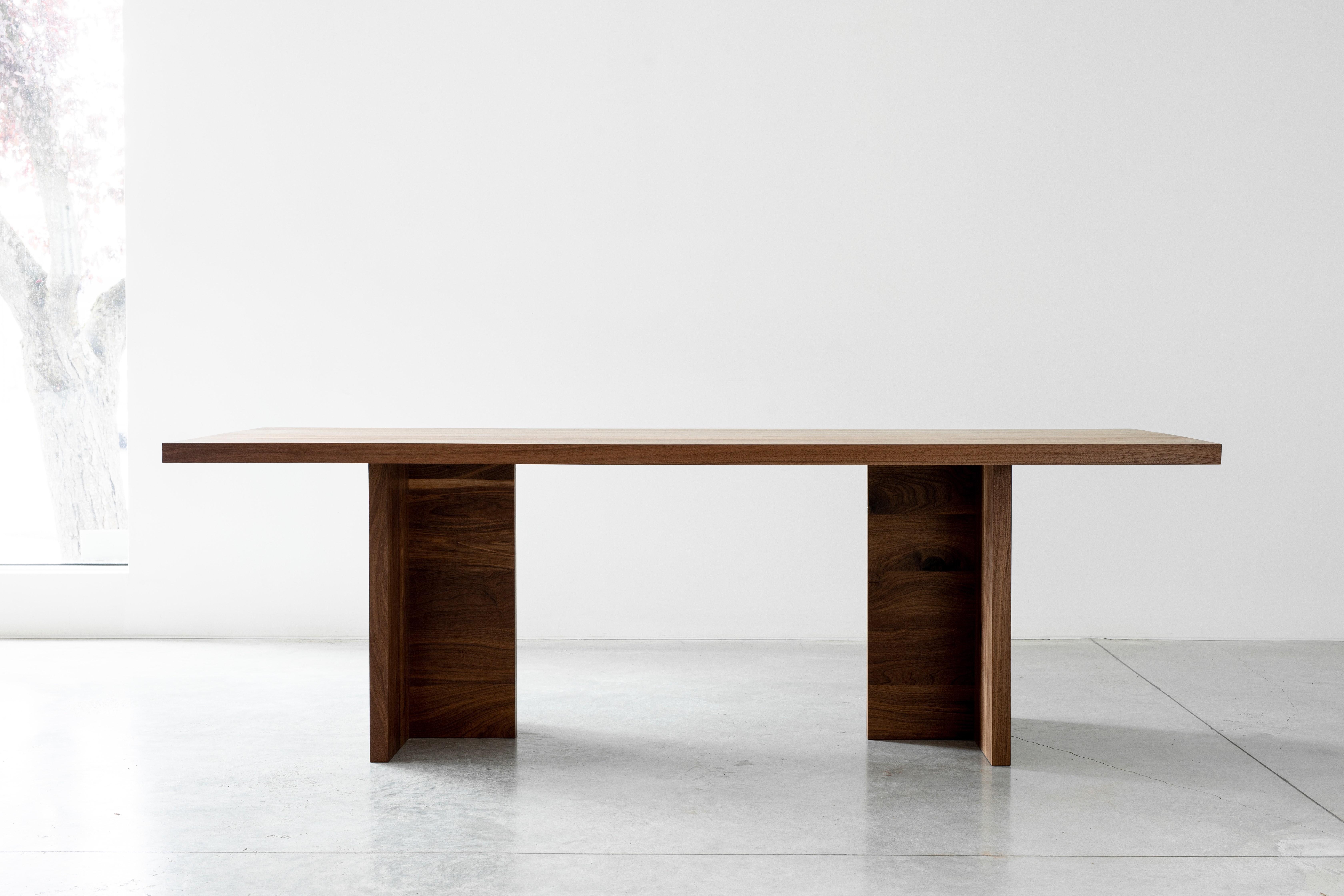 Mesa de comedor moderna Georgia de roble encalado by Autonomous Furniture Siglo XXI y contemporáneo en venta