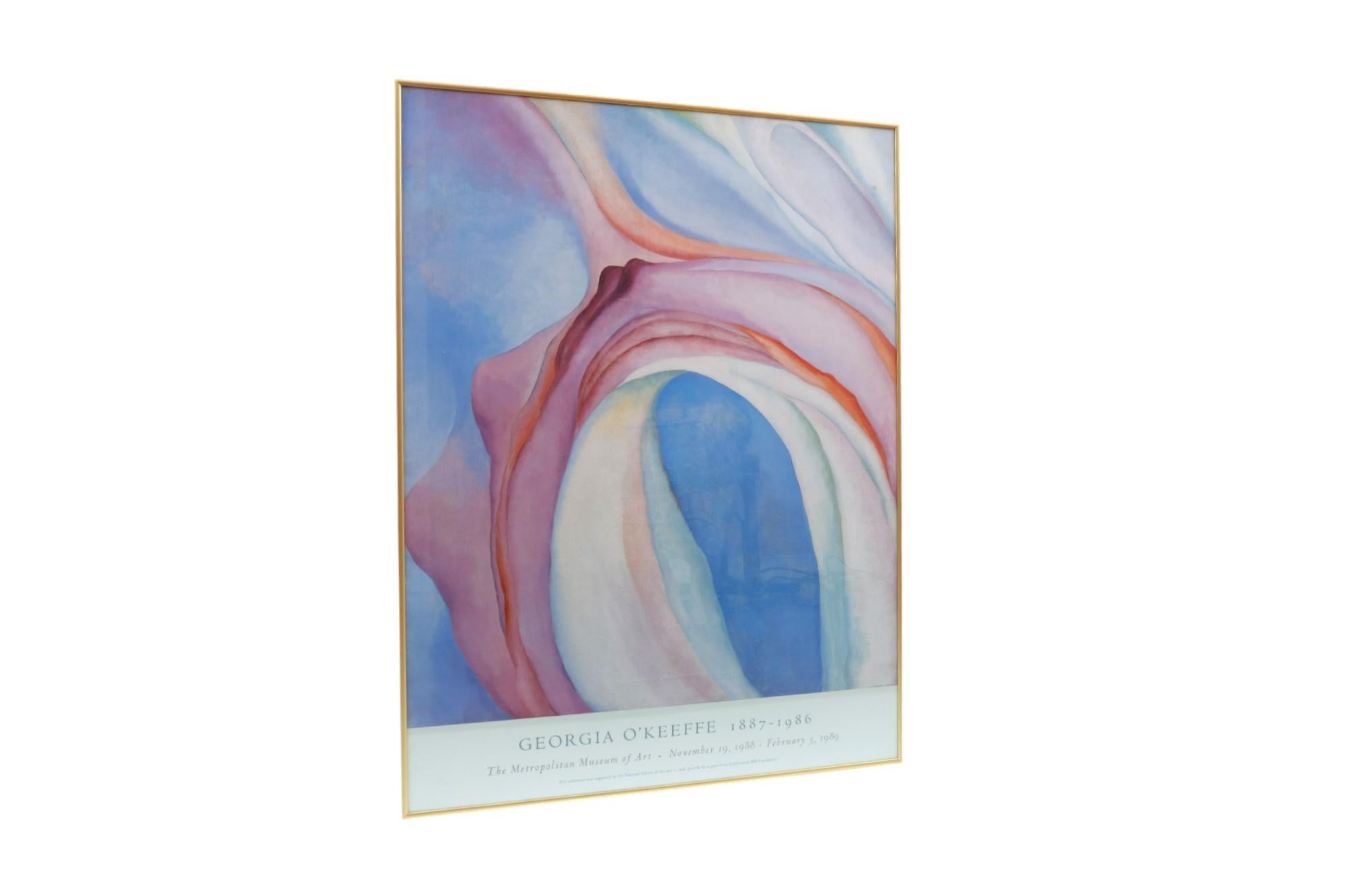 Affiche giclée encadrée promouvant une exposition d'œuvres de la peintre moderniste américaine Georgia O'Keefe (née en 1887 - 1986) au Metropolitan Museum of Art entre le 19 novembre 1988 et le 5 février 1989. L'affiche présente la célèbre huile
