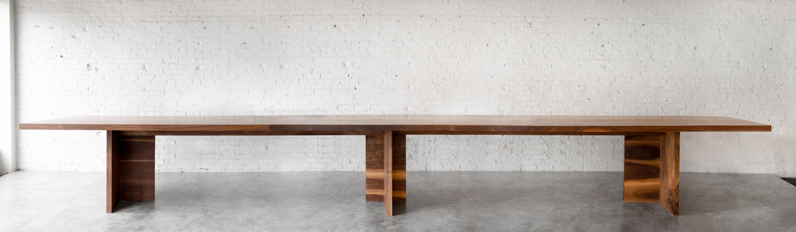 Erhöhen Sie Ihren Büroraum mit dem Georgia Walnut Boardroom Table von Autonomous Furniture - ein Höhepunkt an Raffinesse und Eleganz. Dieser robuste und luxuriöse Tisch aus massivem schwarzem Nussbaumholz strahlt zeitlosen Charme aus und fördert