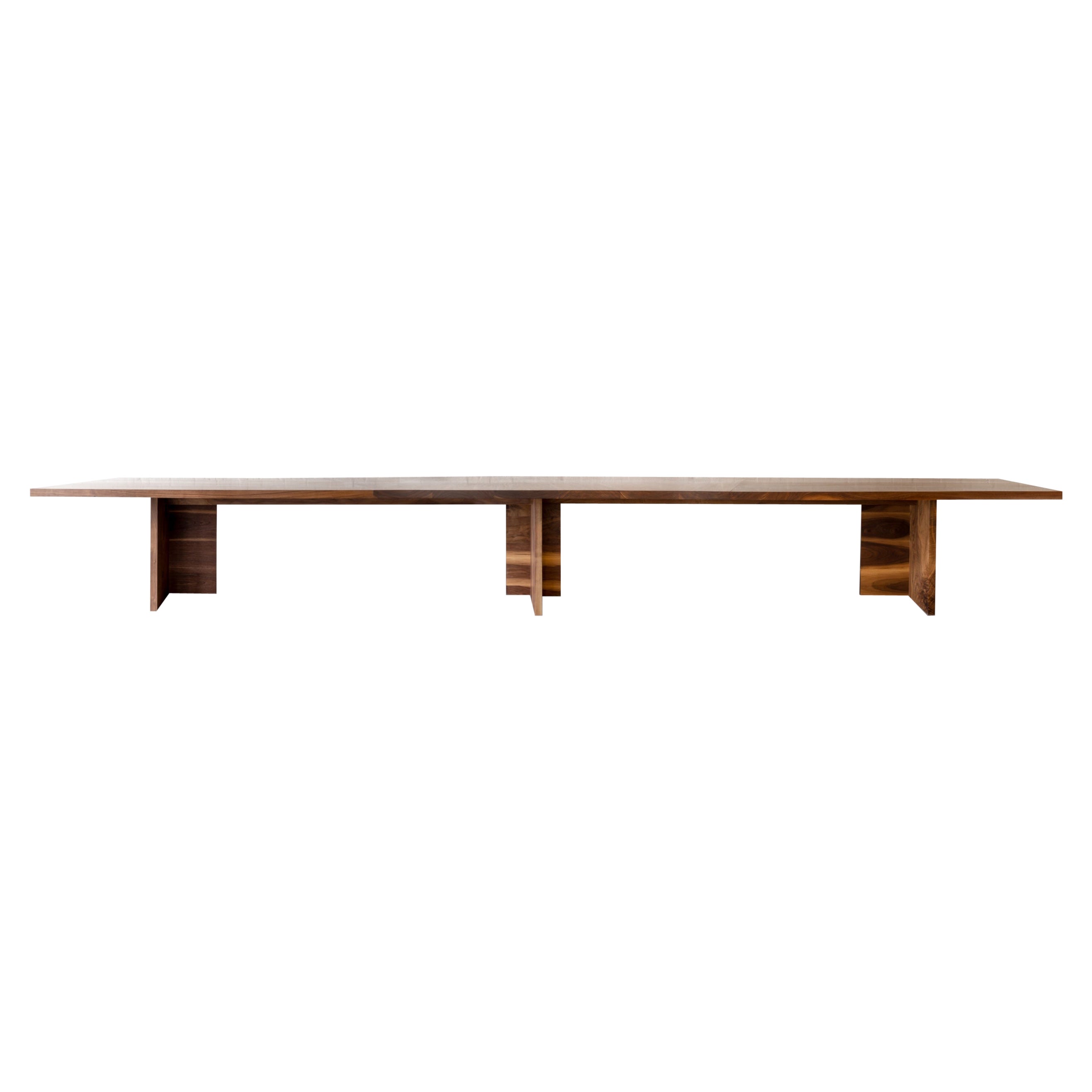 Mesa de reuniones Georgia de nogal macizo by Autonomous Furniture