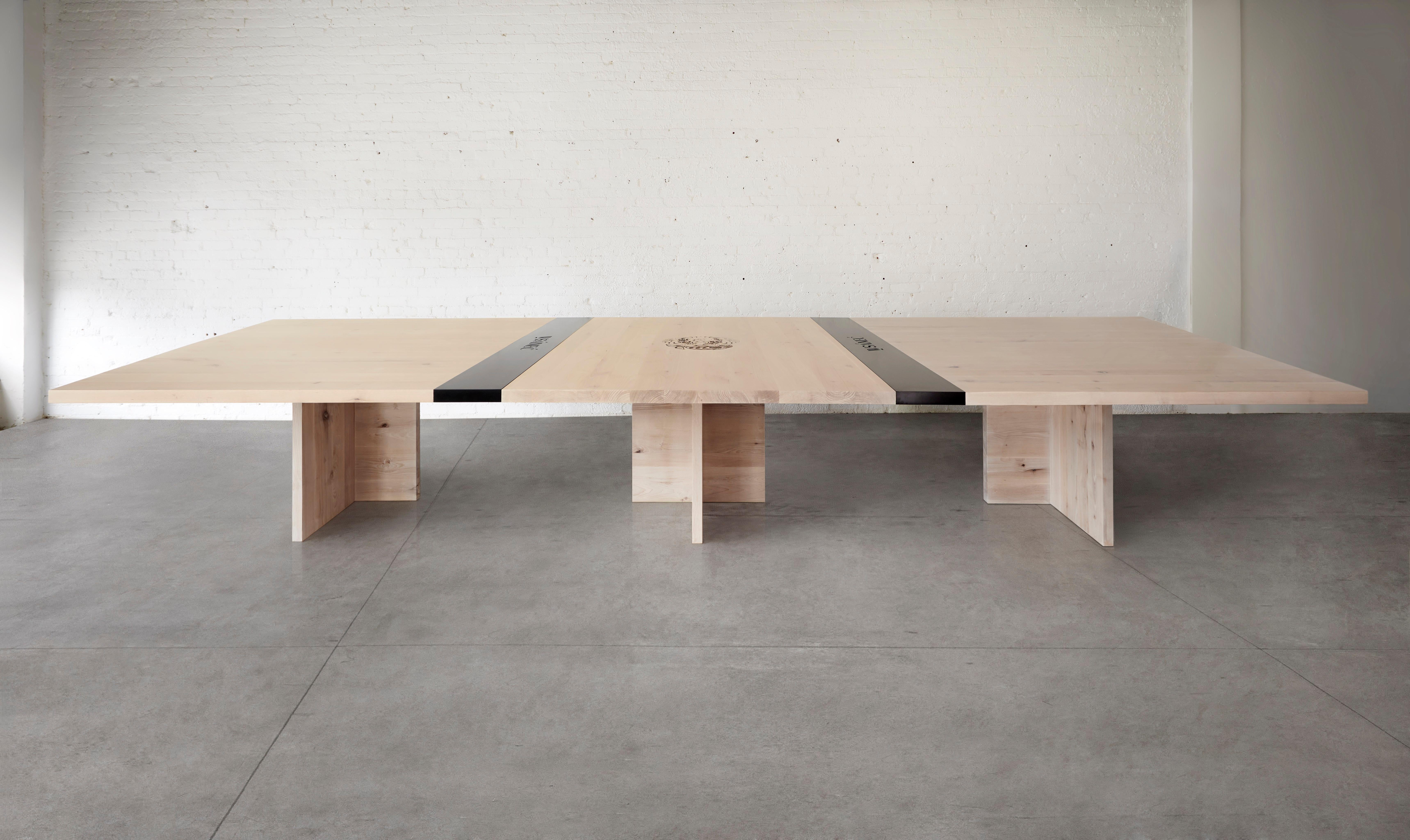 Dieser aus massiver Vancouver Island Alder gefertigte Tisch strahlt Stärke und Luxus aus und bildet die Grundlage für produktive Meetings und fruchtbare Diskussionen.

Anpassbare Anpassungen für AV-Geräte sorgen für eine nahtlose Integration der