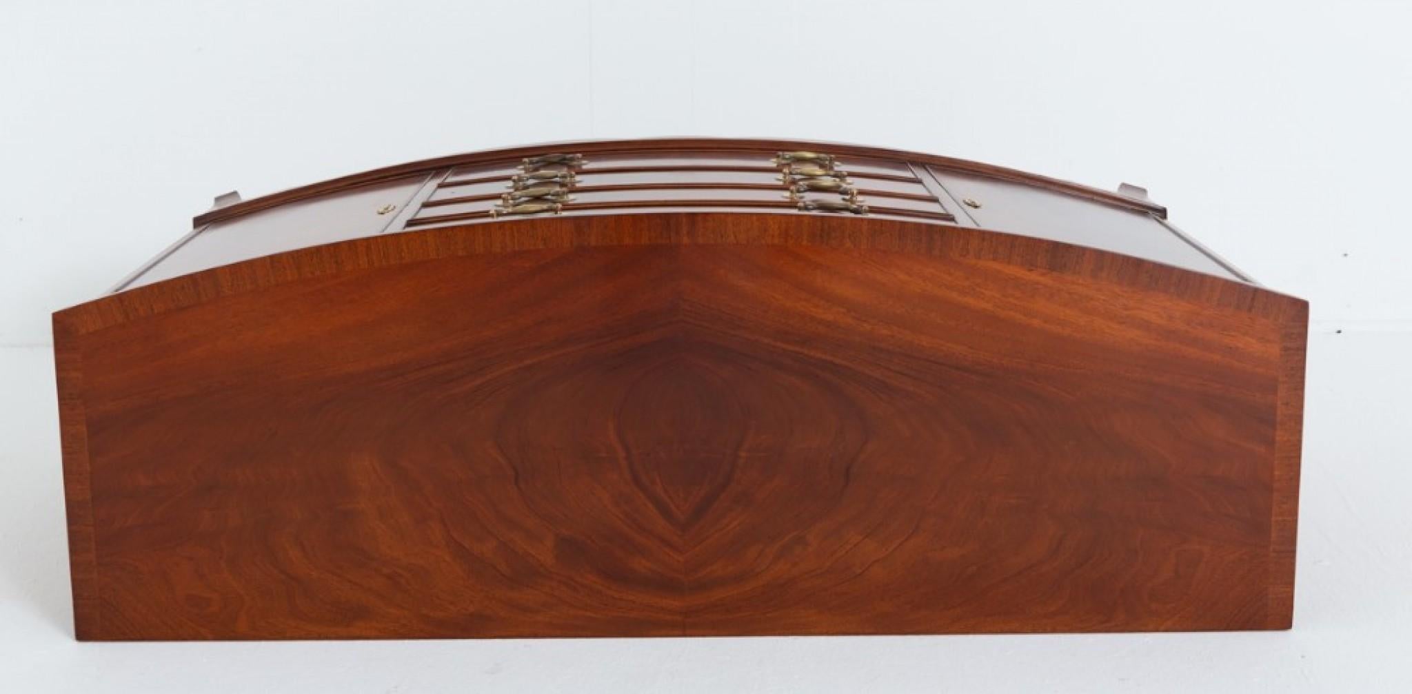 Georgia Style Sideboard Mahogany Bow Front Buffet In Good Condition For Sale In Potters Bar, GB