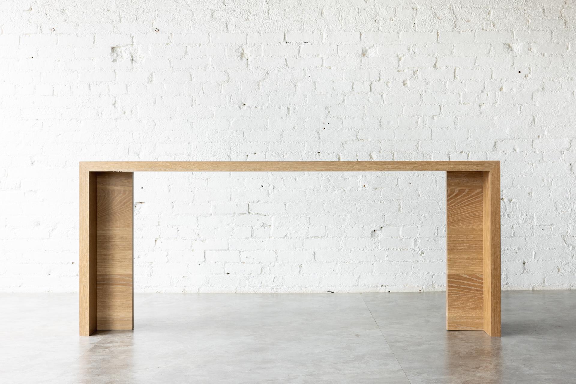 La consolle Georgia White Oak è il nostro tavolo consolle di ottima fattura, l'aggiunta perfetta a qualsiasi casa contemporanea. Realizzato con legno di quercia bianca della migliore qualità, questo tavolo consolle vanta un design elegante e moderno
