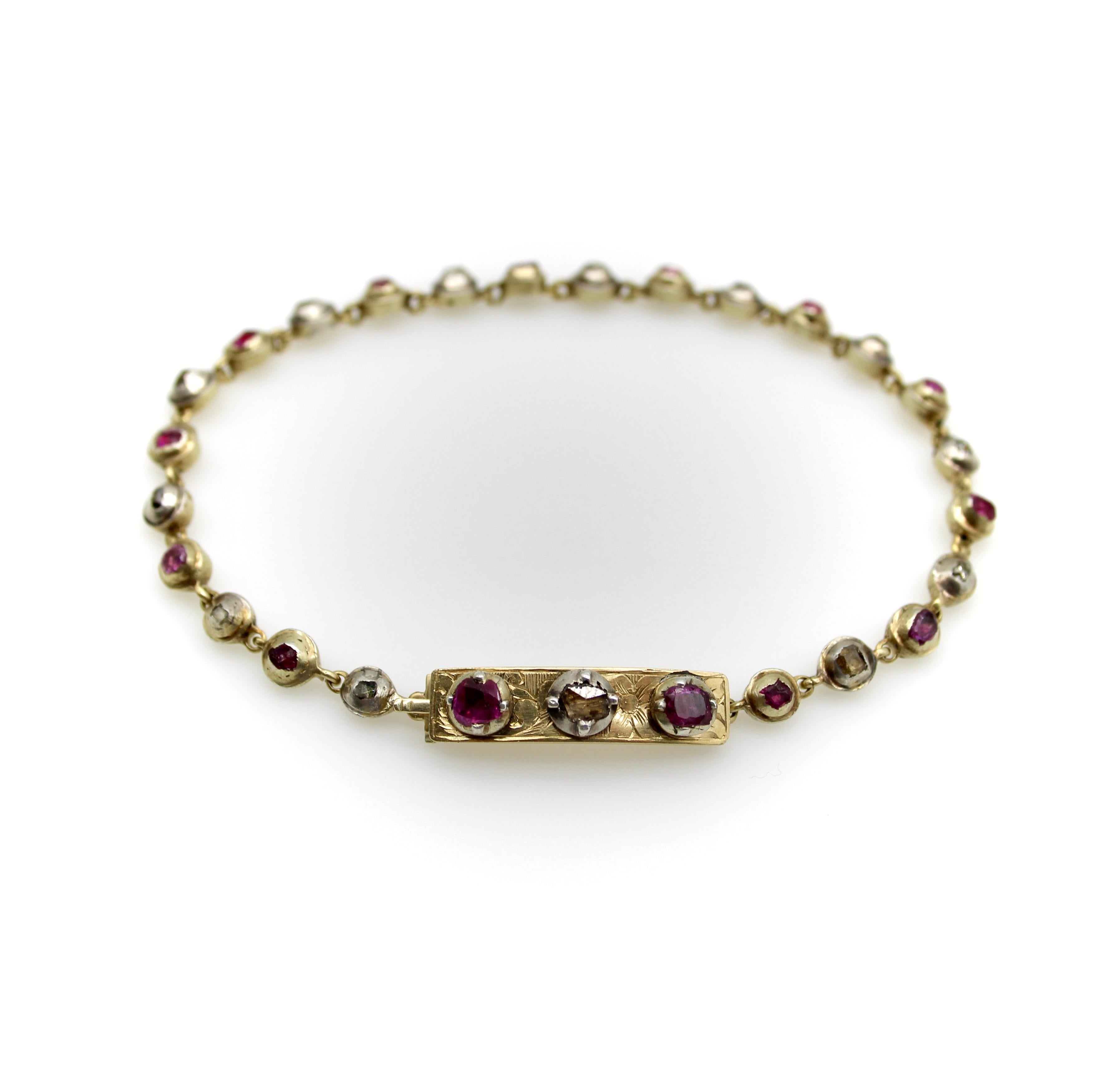 Circa 1780, ce rare bracelet géorgien est une véritable pièce de collection. Le bracelet en or 14k contient une alternance de rubis et de diamants, maintenus dans de vieilles montures en rubis qui mettent en valeur les différentes formes et tailles