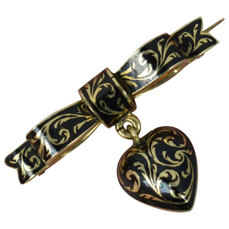 Georgian 15 Carat Gold and Enamel Heart and Bow Brooch, circa 1820 For Sale