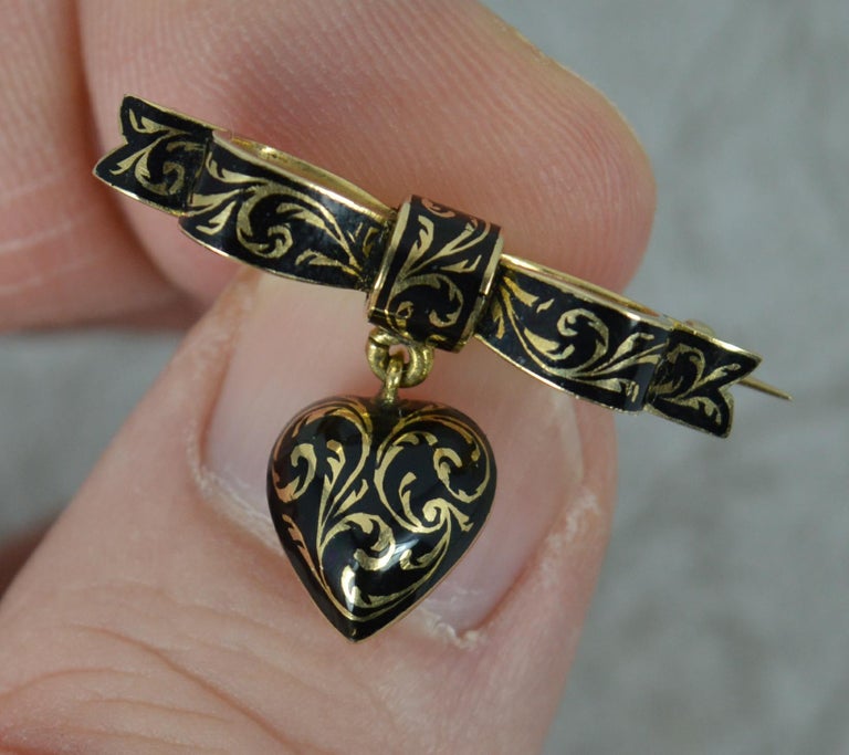 Early Victorian Georgian 15 Carat Gold and Enamel Heart and Bow Brooch, circa 1820 For Sale