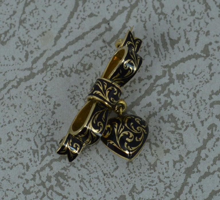 Georgian 15 Carat Gold and Enamel Heart and Bow Brooch, circa 1820 In Excellent Condition For Sale In St Helens, GB