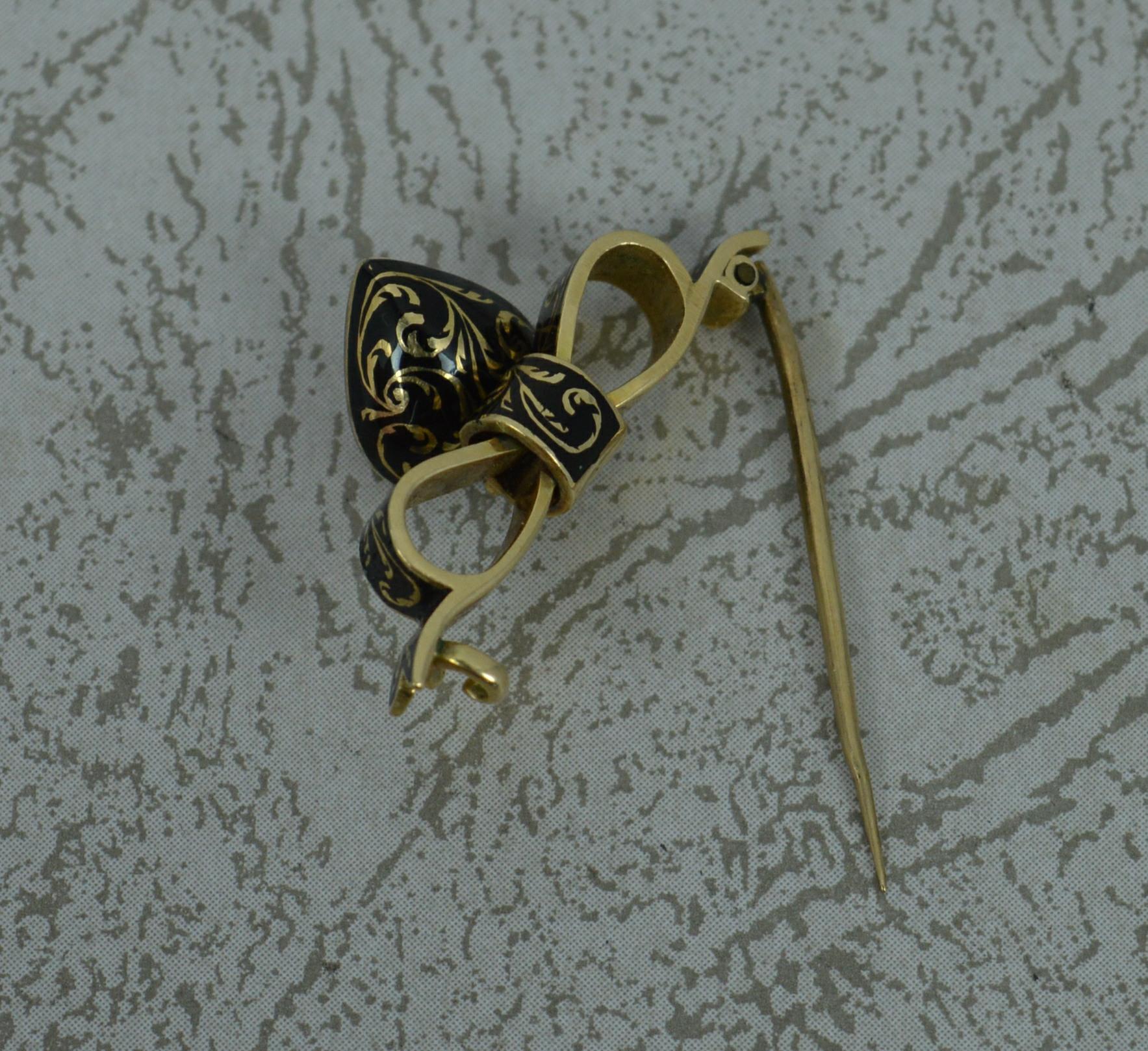 Georgian 15 Carat Gold and Enamel Heart and Bow Brooch, circa 1820 2