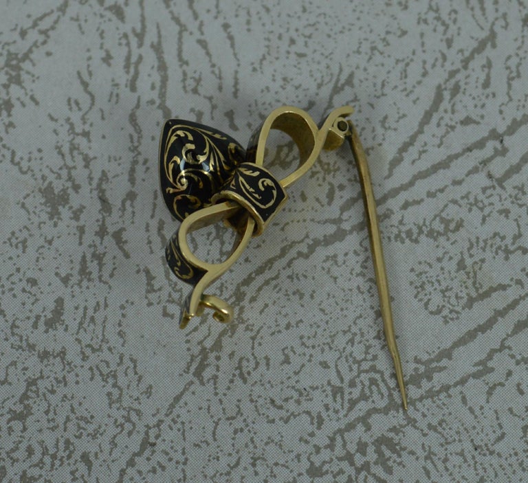 Georgian 15 Carat Gold and Enamel Heart and Bow Brooch, circa 1820 For Sale 2