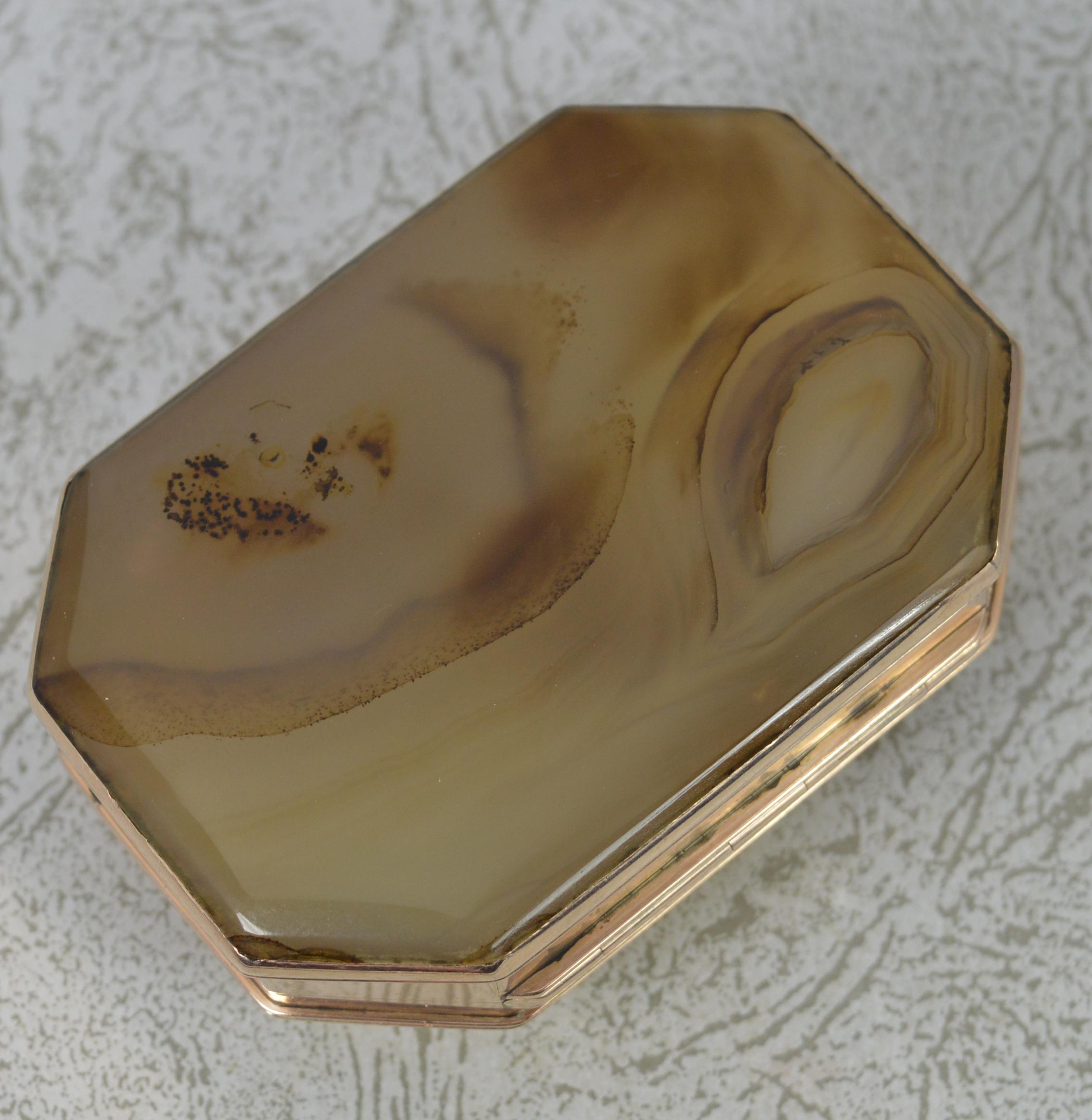 A very rare and fine quality box.
A Georgian period example, circa 1790 - 1810.
Rectangular shaped example in 15 carat rose gold. The front with a finely engraved crest, The top and base set with a single piece of moss or dendritic agate.

CONDITION