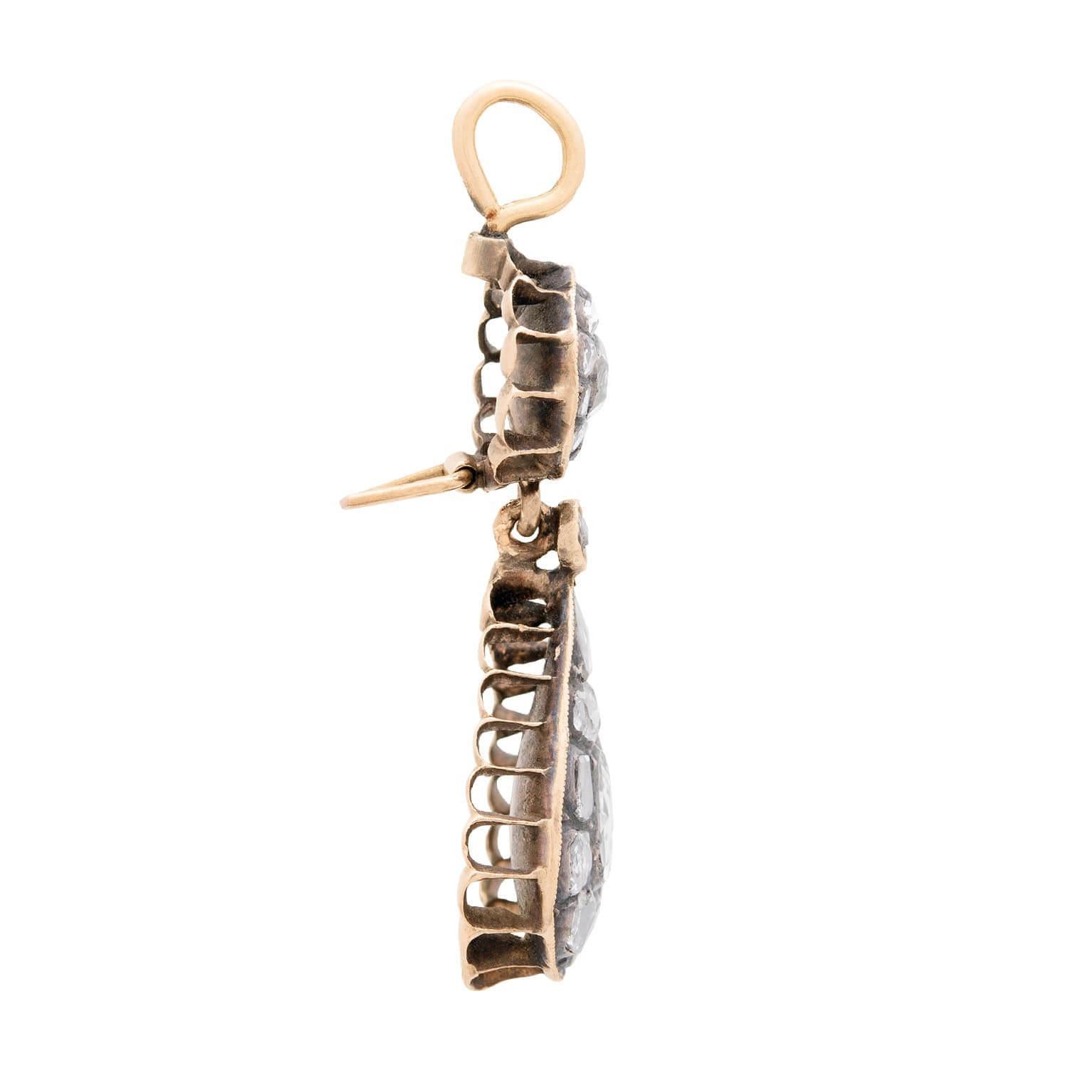 Uno splendido pendente di diamanti di epoca georgiana (ca1750)! Questo splendido pezzo è realizzato in oro giallo 15 carati e argento sterling e presenta 23 diamanti taglio rosa antico. Il ciondolo ha un design meraviglioso e femminile, con una