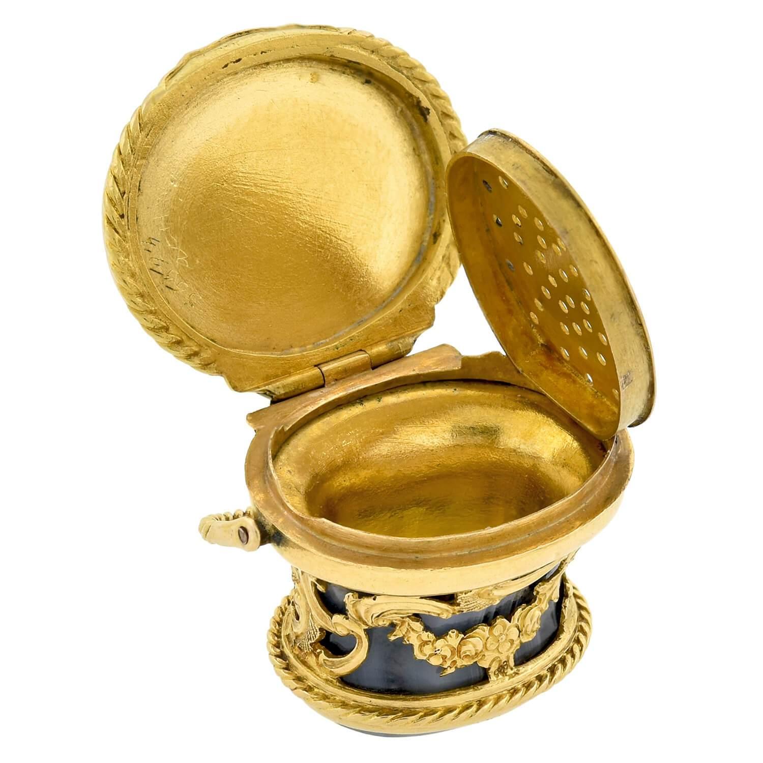 An incredible museum-worthy piece from the Georgian (ca1760s) era! This rare Georgian Rococo vinaigrette displays a gorgeous contrast between the blooming 15kt yellow gold and the banded agate's wonderful variation of soft black hues interspersed