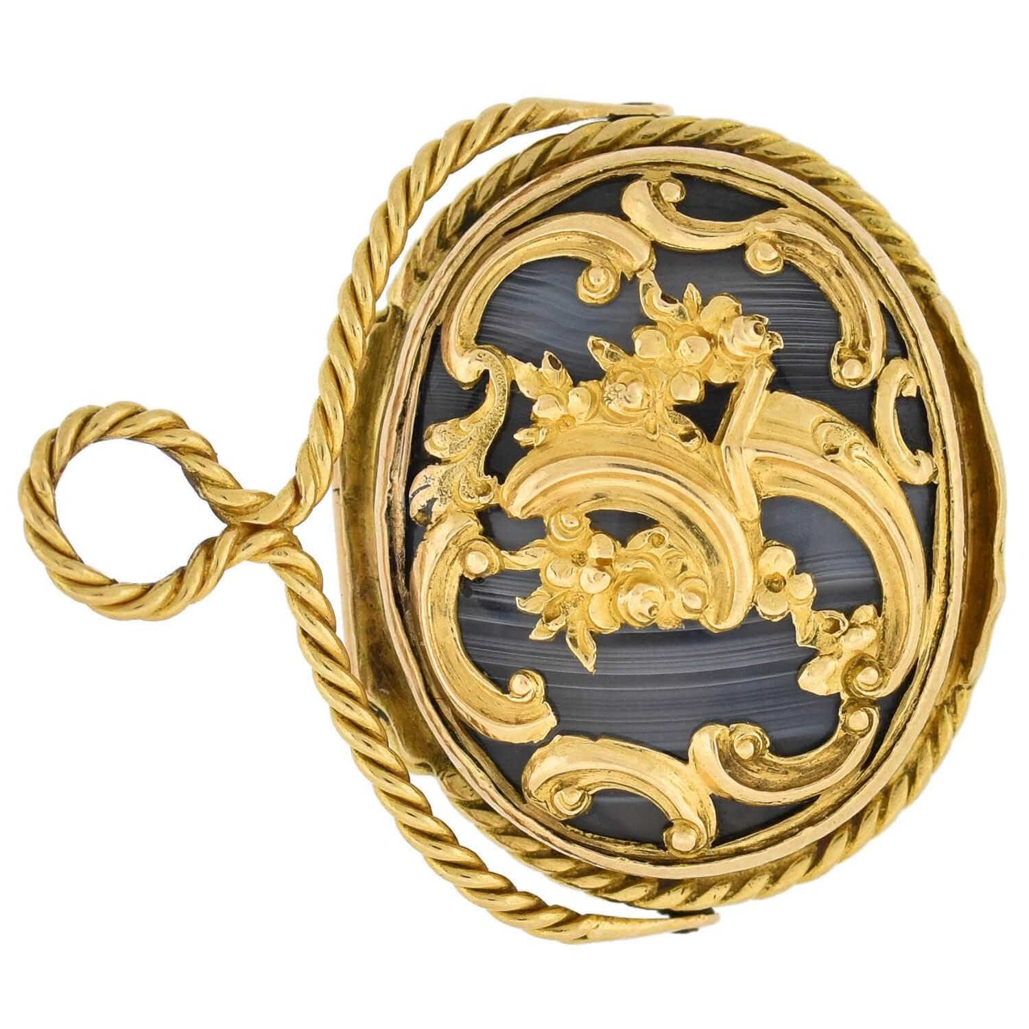 Women's Georgian 15 Karat Gold and Carved Agate Rococo Vinaigrette Charm or Pendant