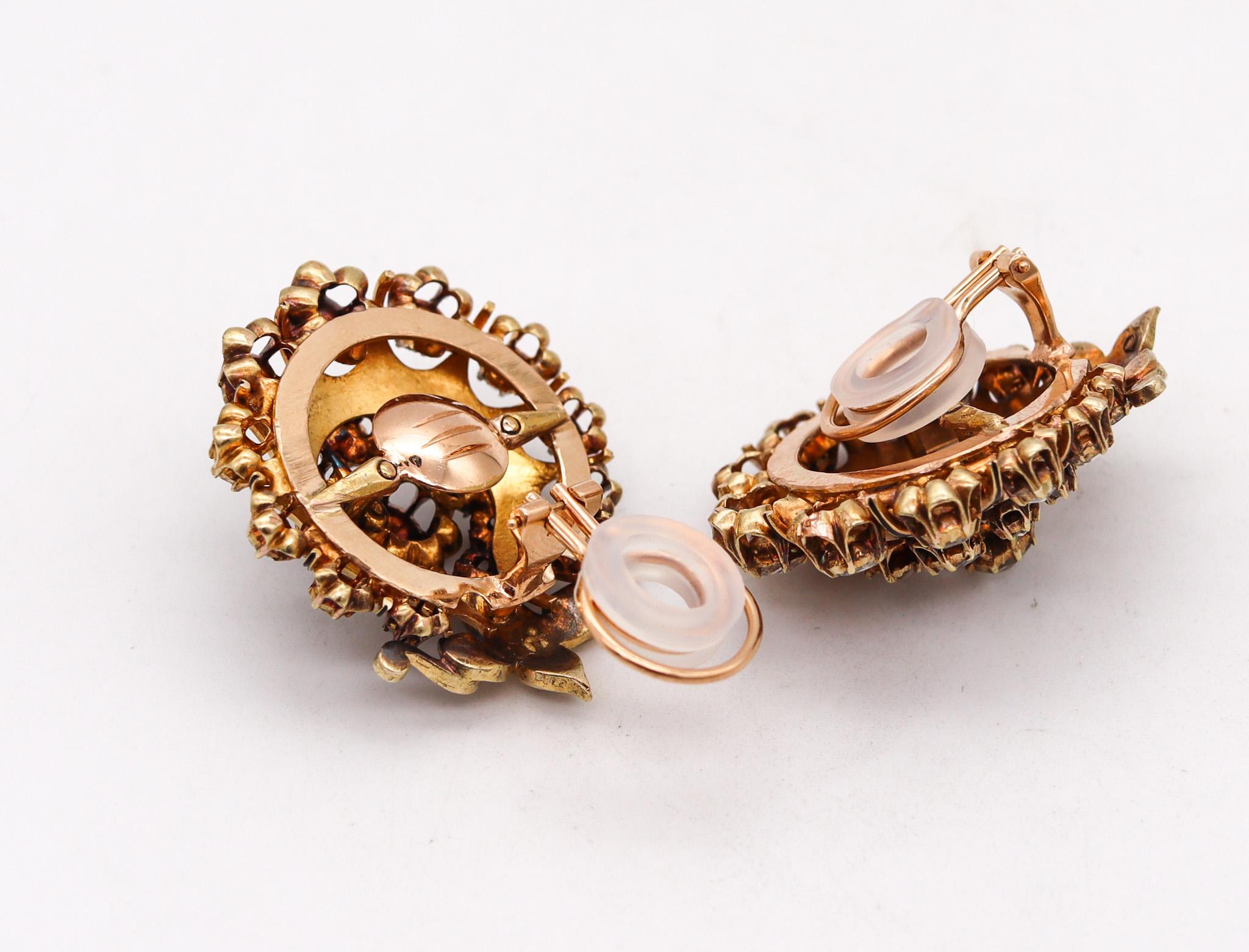 Boucles d'oreilles anciennes géorgiennes en forme de grappe.

Exceptionnelle paire ancienne, créée en Angleterre pendant la période géorgienne, vers 1785. Ces boucles d'oreilles en grappe de diamants ont été soigneusement réalisées en or jaune