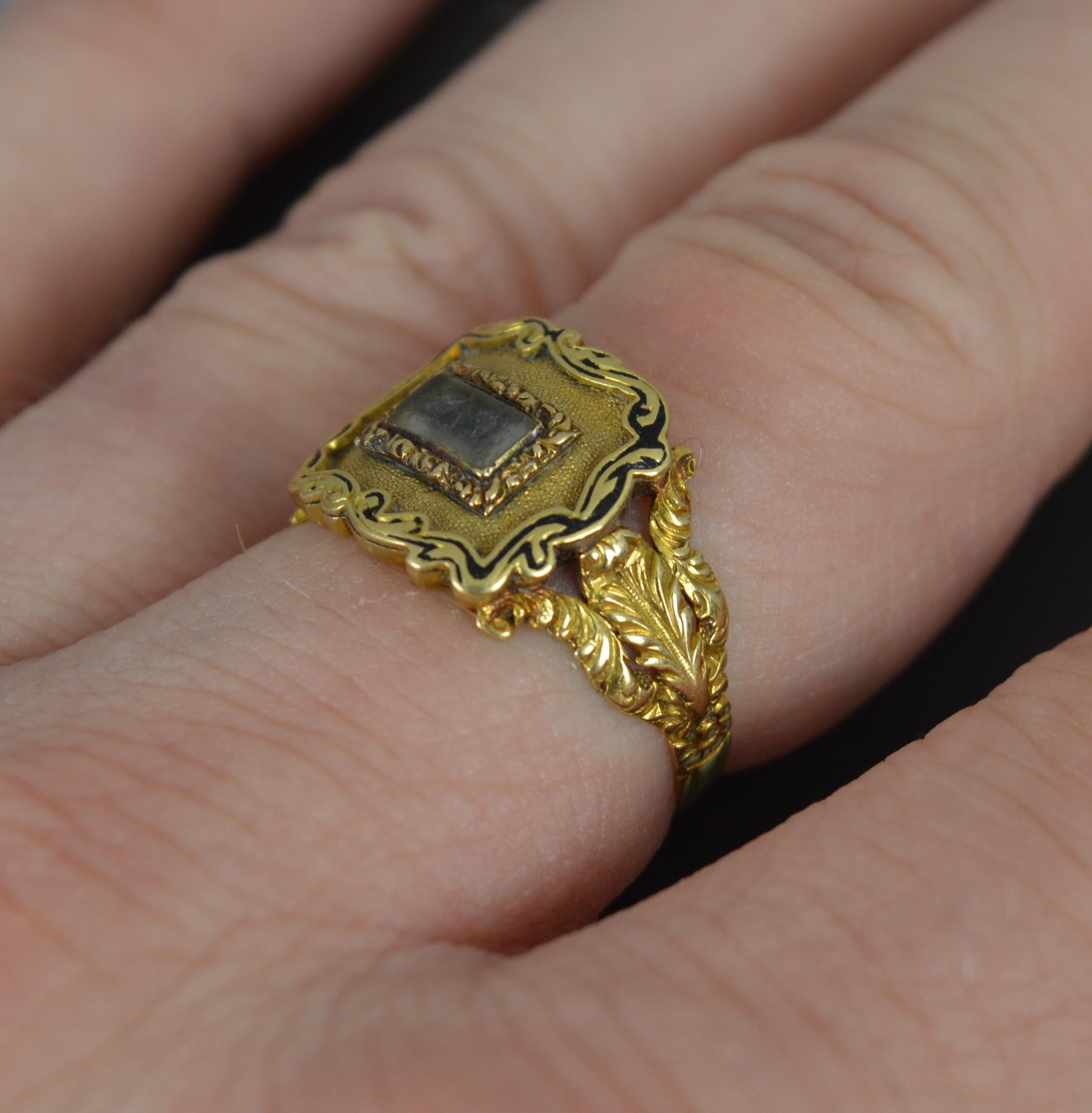 Georgian 18 Carat Gold Locket Mourning Signet Ring In Good Condition For Sale In St Helens, GB