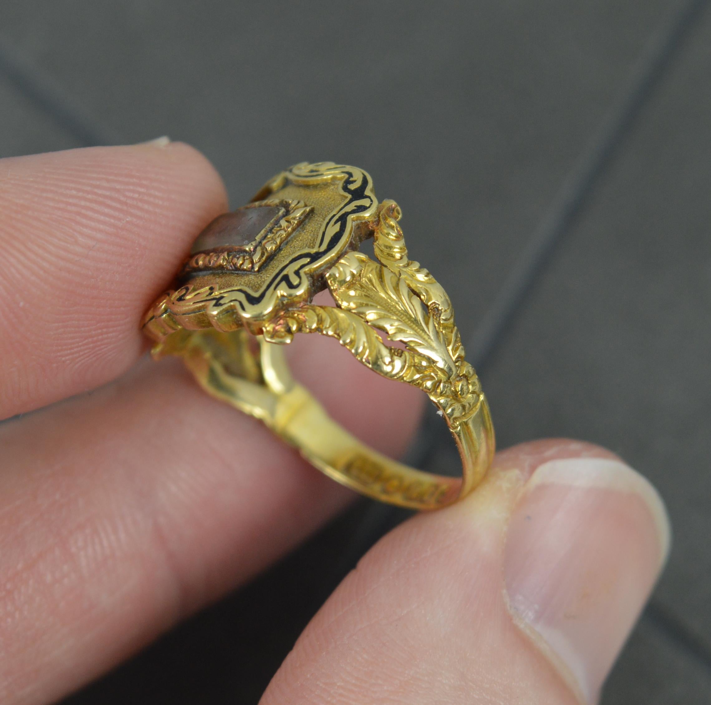 Georgian 18 Carat Gold Locket Mourning Signet Ring For Sale 2
