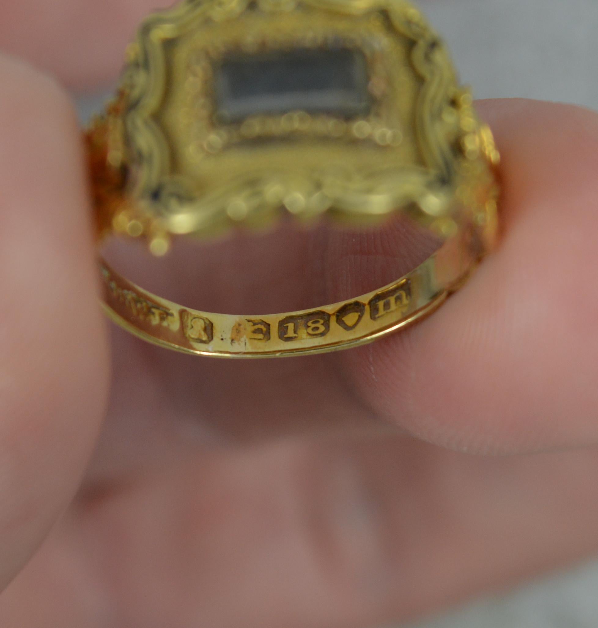 Georgian 18 Carat Gold Locket Mourning Signet Ring For Sale 3