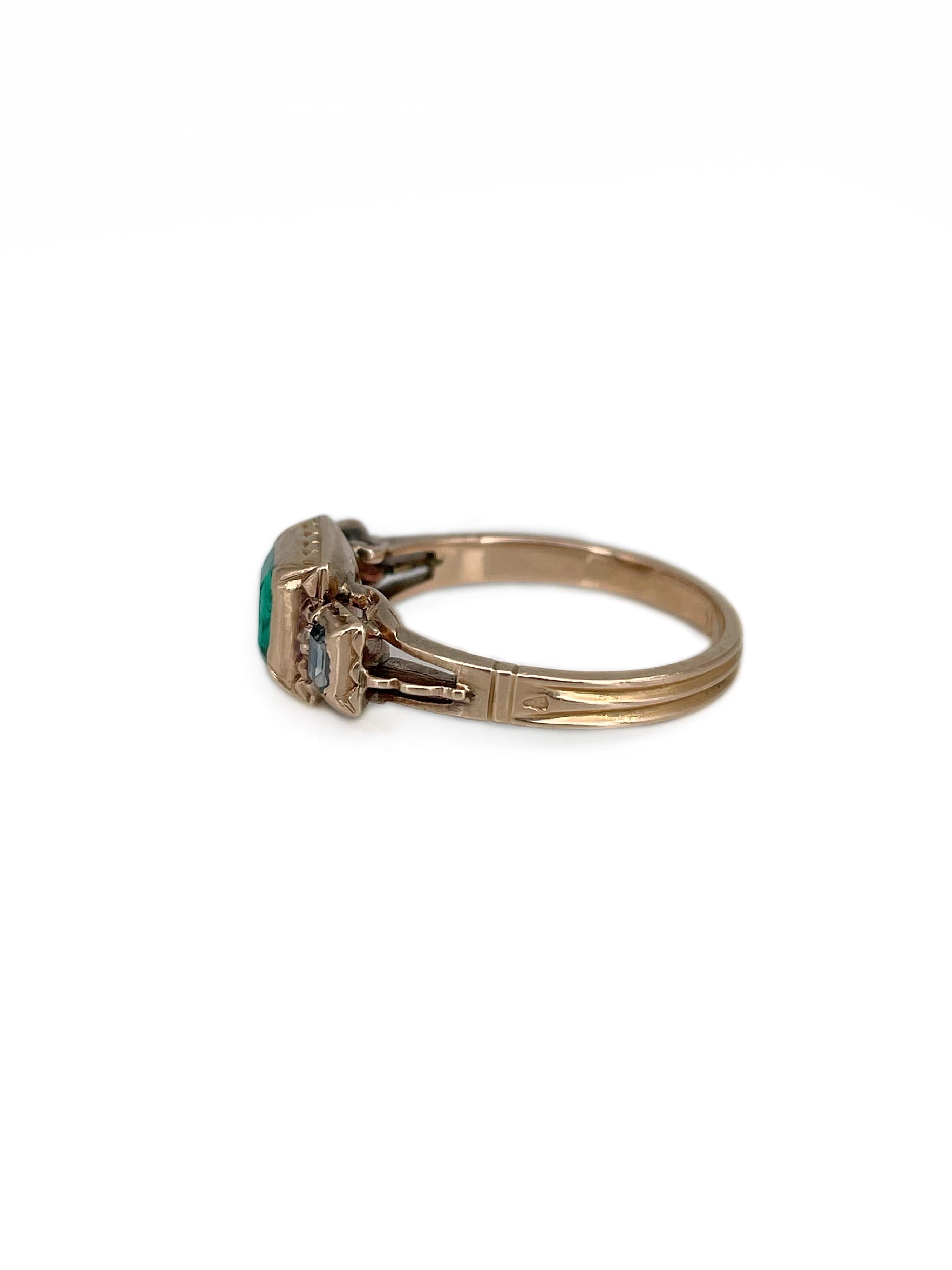 Georgian 18 Karat Gold 1.50 Carat Emerald 0.18 Carat Diamond Three-Stone Ring In Good Condition In Vilnius, Vilniaus apskr.