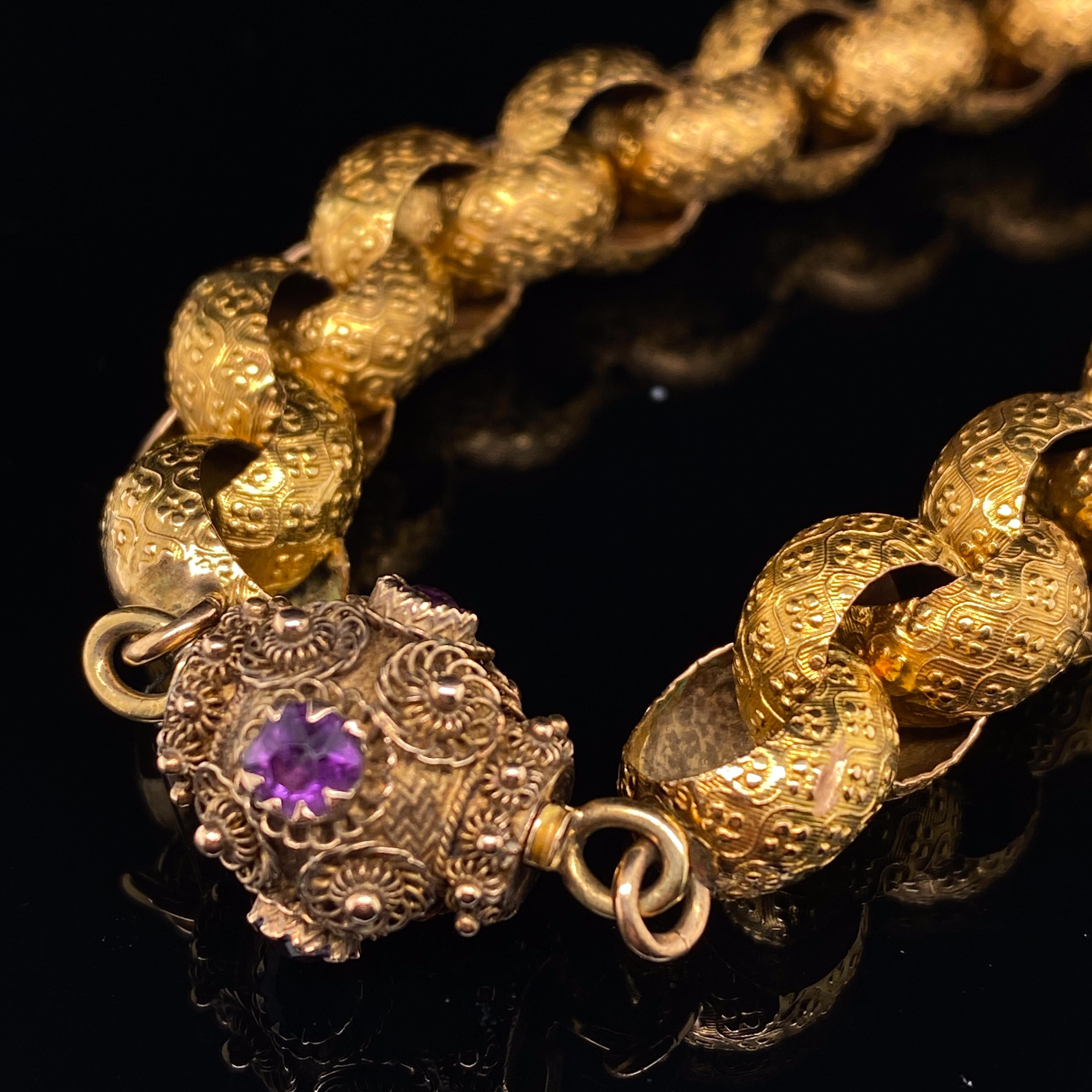 A Georgian 18 karat gold chain amethyst set clasp, circa 1790.

A beautiful example of this elegant and wearable Georgian gold work.

Comprised of circular links each with the fine bead detail of a raised ornate dot and undulating stripe pattern