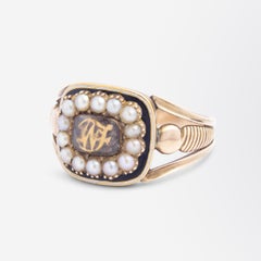 Anillo de luto georgiano de oro de 18 quilates, esmalte y perlas de semilla