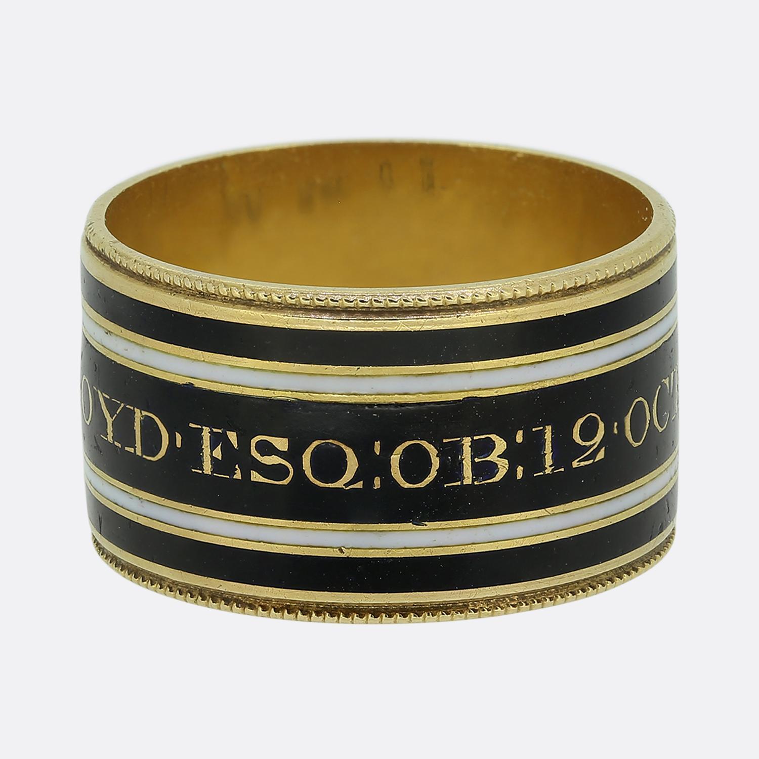 Voici une bague de deuil en or jaune 18ct à la fois étonnante et sentimentale, datant de l'époque géorgienne. L'utilisation importante d'émail noir indique que le défunt était marié au moment de sa mort, alors que l'utilisation d'émail blanc pendant