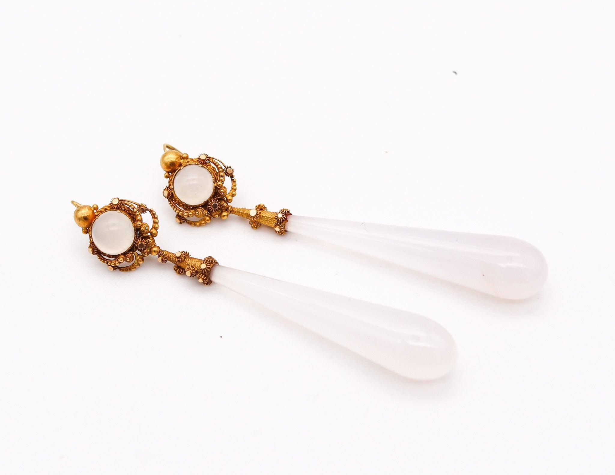 Boucles d'oreilles pendantes anciennes de style géorgien.

Il s'agit d'une fabuleuse paire de boucles d'oreilles convertibles de type dangle-drops, créées en Angleterre à la fin de la période géorgienne, vers 1820. Ces boucles d'oreilles ont été