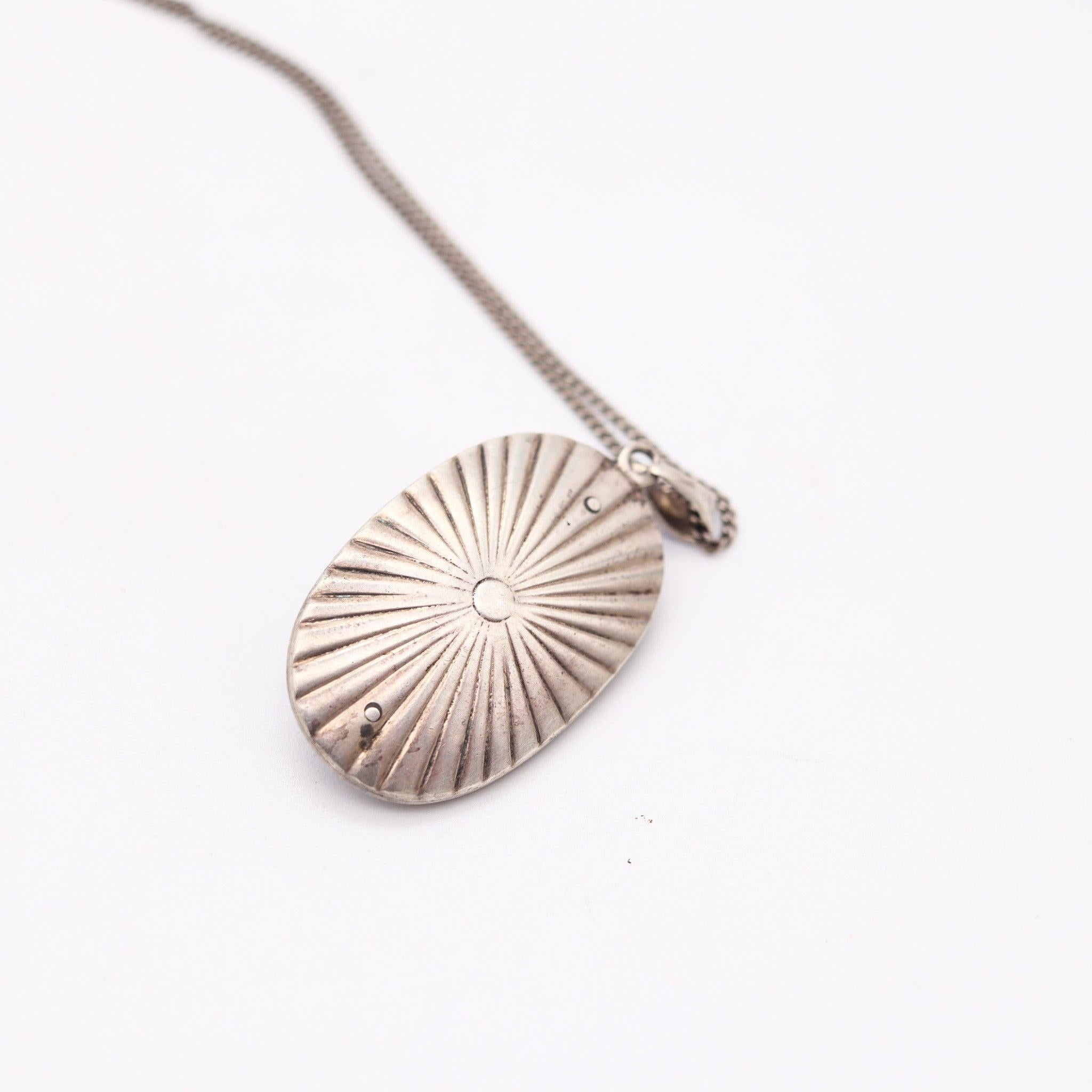 Collana georgiana con smalto blu e bianco.

Si tratta di un raro ciondolo-catena creato in Inghilterra durante il periodo georgiano, tra il 1800 e il 1820. Il pezzo è molto colorato ed è stato realizzato in forma ovale in argento massiccio .850/.999