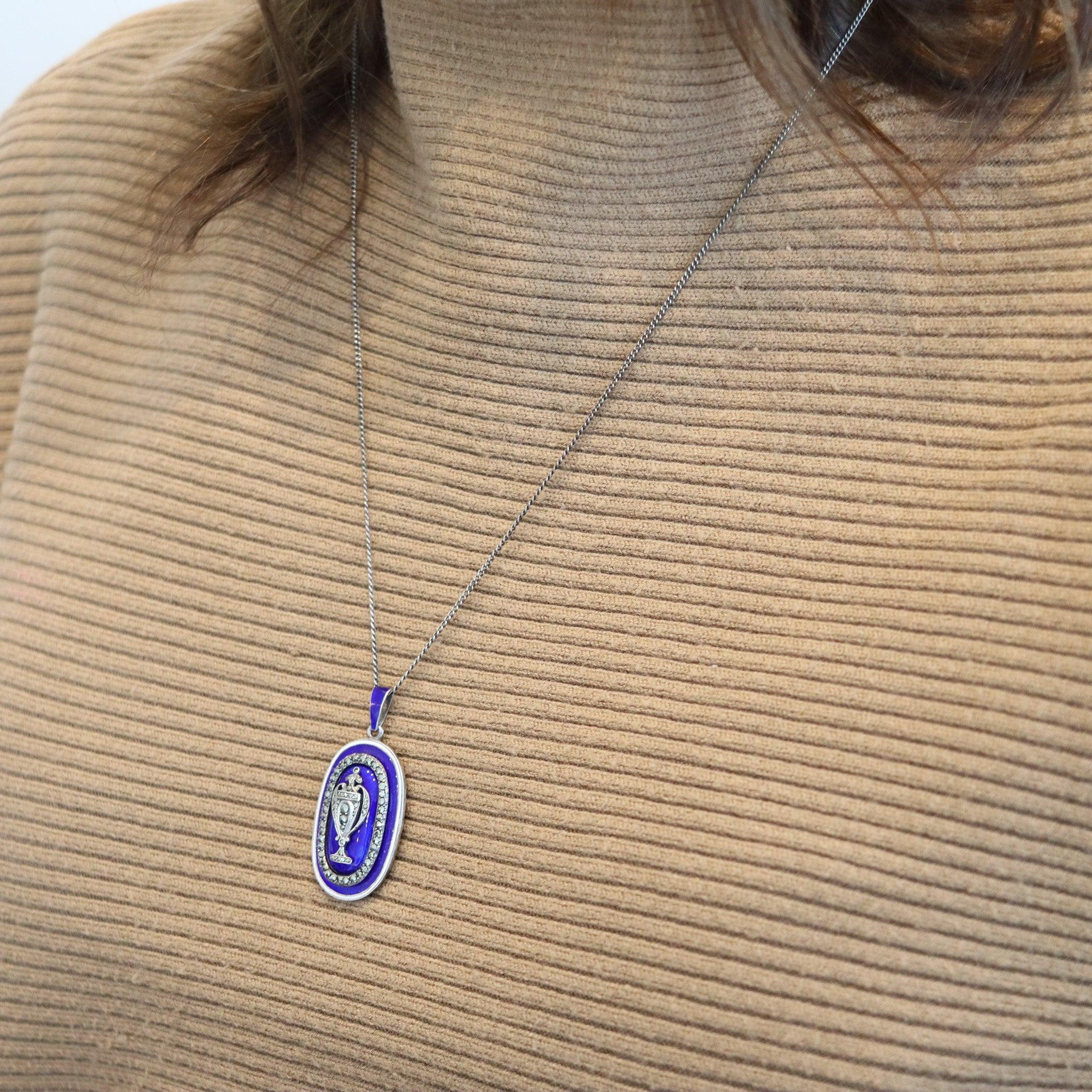 Collana GEORGIANA 1820 in argento smaltato bianco e blu con marcasite in vendita 3